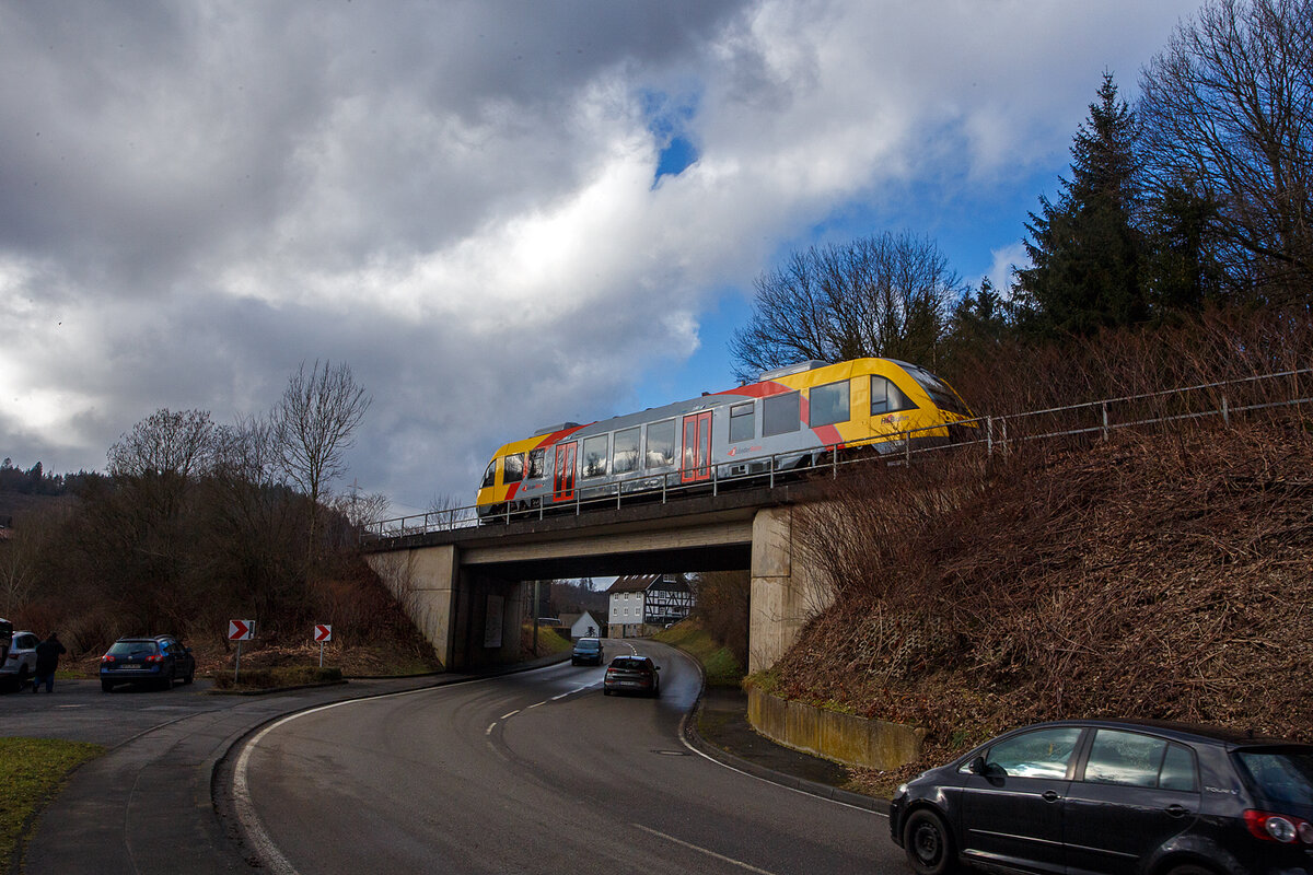 Der VT 210 ABp (95 80 0640 110-2 D-HEB), ein Alstom Coradia LINT 27 der HLB (Hessische Landesbahn), ex Vectus VT 210, fährt am 07 Februar 2026 auf der Hellertalbahn, als RB 96 „Hellertalbahn“ (Neunkirchen/Siegerl. – Herdorf – Betzdorf), durch Herdorf-Sassenroth in Richtung Betzdorf, nächster Halt ist Sassenroth. 

Der Verbrennungstriebwagen (VT) wurde 2004 von ALSTOM Transport Deutschland GmbH (vormals LHB) in Salzgitter-Watenstedt unter der Fabriknummer 1187-010 für die vectus Verkehrsgesellschaft mbH gebaut, mit dem Fahrplanwechsel am 14.12.2014 wurden alle Fahrzeuge der vectus nun Eigentum der HLB.