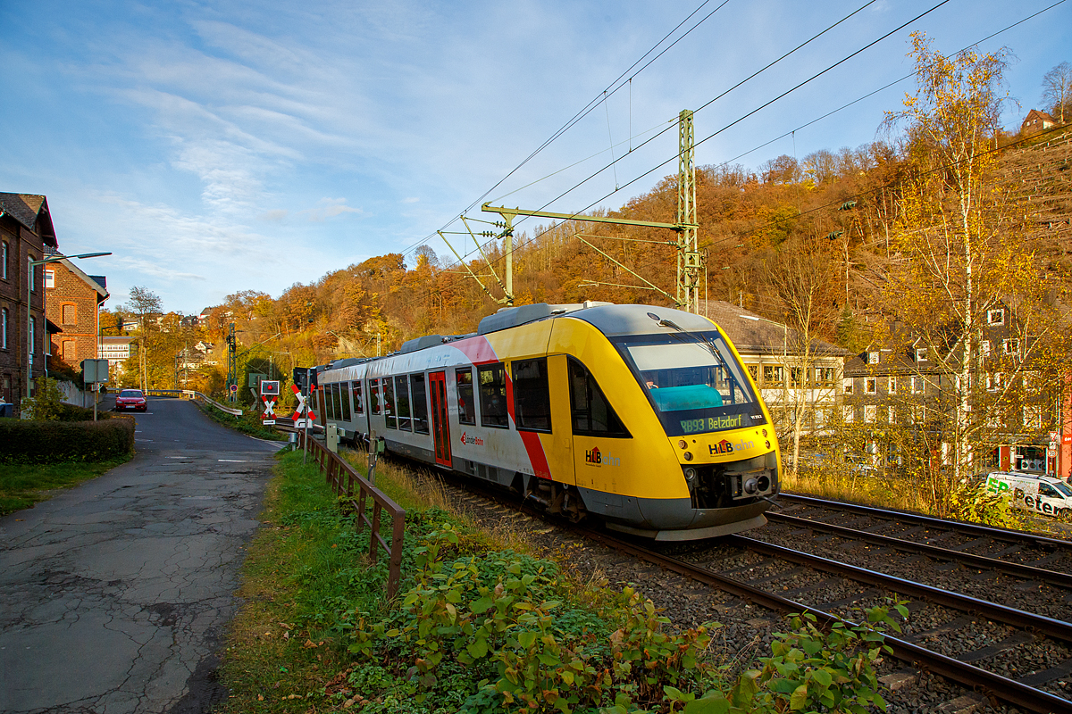 Der VT 252 (95 80 0648 152-6 D-HEB / 95 80 0648 652-5 D-HEB) ein Alstom Coradia LINT 41 der HLB (Hessische Landesbahn), ex Vectus VT 252, verlässt am 06.11.2021 Kirchen/Sieg, in Richtung Betzdorf/Sieg, hier beim Bü 121,129. Er fährt als RB 93  Rothaarbahn  die Verbindung Bad Berleburg - Kreuztal - Siegen – Betzdorf.

Der Alstom Coradia LINT 41 wurde 2004 von Alstom (vormals Linke-Hofmann-Busch GmbH (LHB)) in Salzgitter unter der Fabriknummer 1188-002 gebaut und an die vetus geliefert.