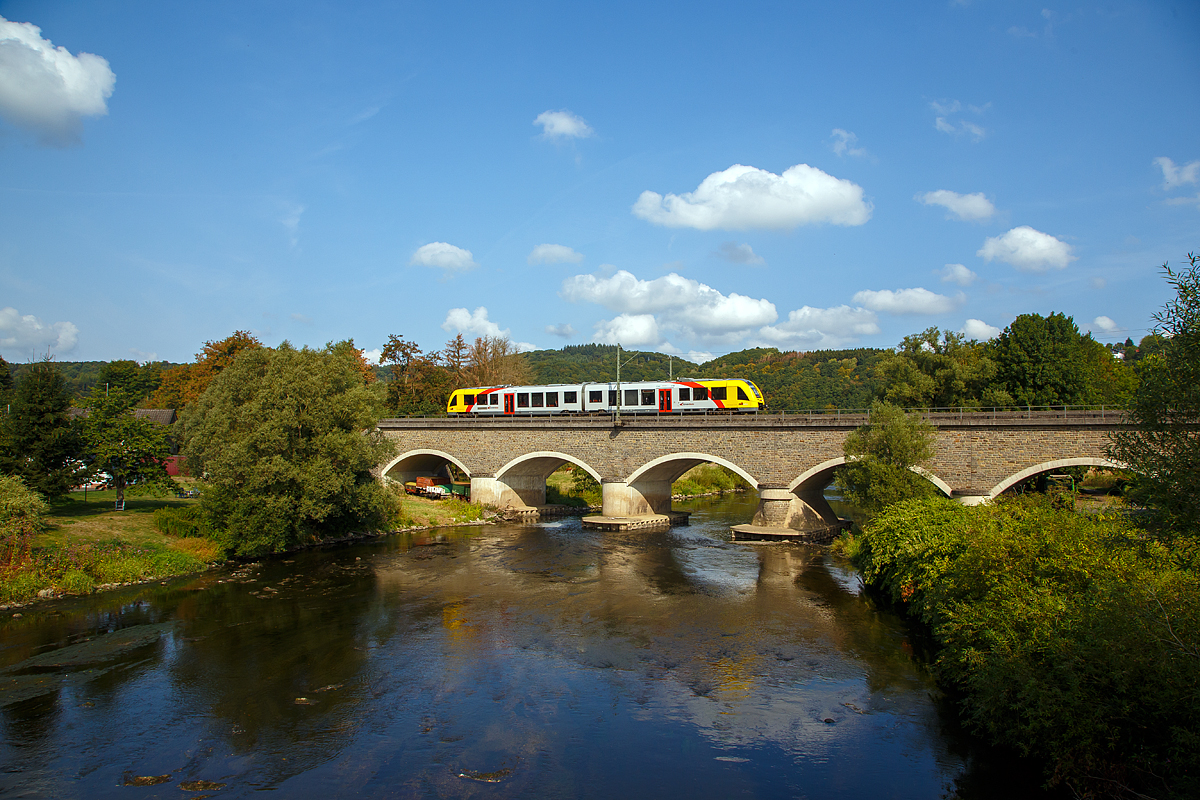 
Der VT 501 (95 80 1648 101-1 D-HEB / 95 80 1648 601-0 D-HEB) ein Alstom Coradia LINT 41 der neuen Generation der HLB (Hessische Landesbahn GmbH) fährt am 28.08.2018 als RB90  Westerwald-Sieg-Bahn  (Westerburg - Altenkirchen - Au(Sieg) - Betzdorf - Siegen) und überquert bei Fürthen-Oppertsau die Sieg. 

Wenn man sich die Bäume anschaut könnte man meinen es sei Herbst, die Ursache ist der sehr trockene Sommer.