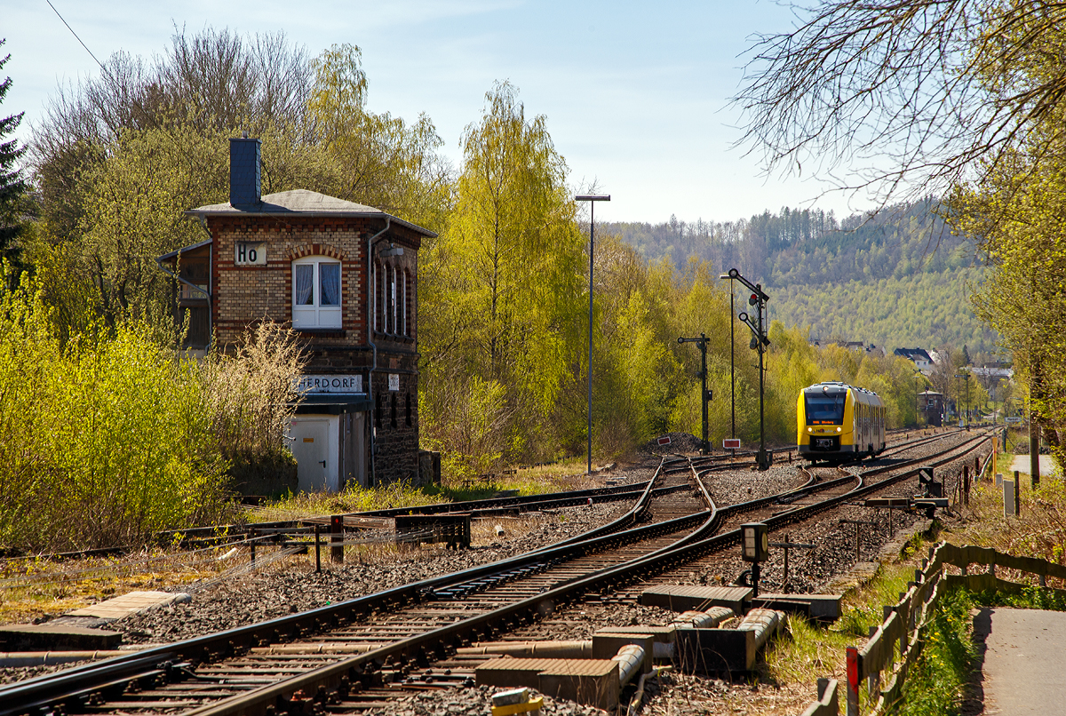 
Der VT 504 (95 80 1648 104-5 D-HEB / 95 80 1648 604-4 D-HEB), ein Alstom Coradia LINT 41 der neuen Generation / neue Kopfform der HLB (Hessische Landesbahn GmbH), verlässt am 15.04.2020, als RB 96  Hellertalbahn  (Betzdorf - Herdorf - Neunkirchen - Haiger - Dillenburg), den Bahnhof Herdorf. Das Signal zeigt ihm Hp 2 (Langsamfahrt) an.

Links im Vordergrund das Weichenwärter-Stellwerk Ho (Herdorf Ost). Hinten rechts das Stellwerk Hf (Herdorf Fahrdienstleiter). Hinten rechts nicht im Bild ist der Bahnhof.