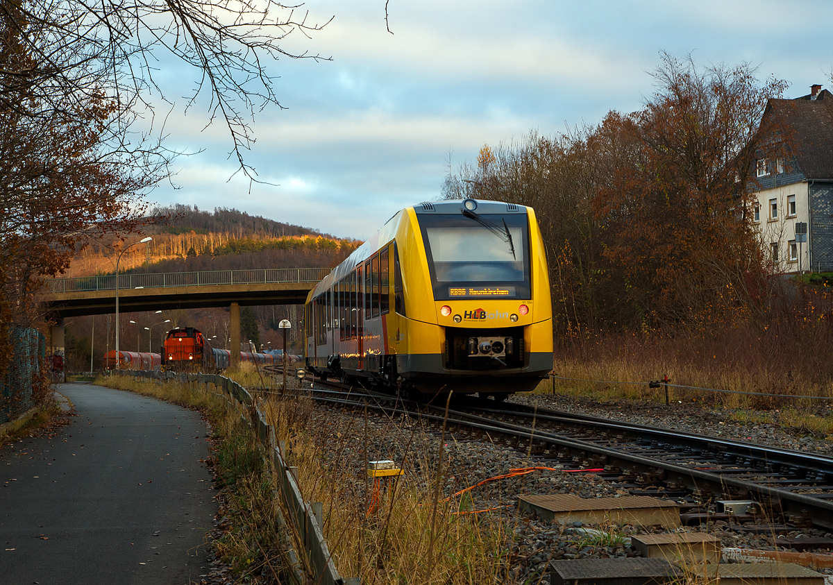 Der VT 504 (95 80 1648 104-5 D-HEB / 95 80 1648 604-4 D-HEB) ein Alstom Coradia LINT 41 der neuen Generation der HLB (Hessische Landesbahn GmbH) verlässt am 24.11.2021, als RB 96  Hellertalbahn“ (Betzdorf – Herdorf – Neunkirchen) in den Bahnhof Herdorf.

Einen lieben Gruß an den netten Triebfahrzeug zurück.
