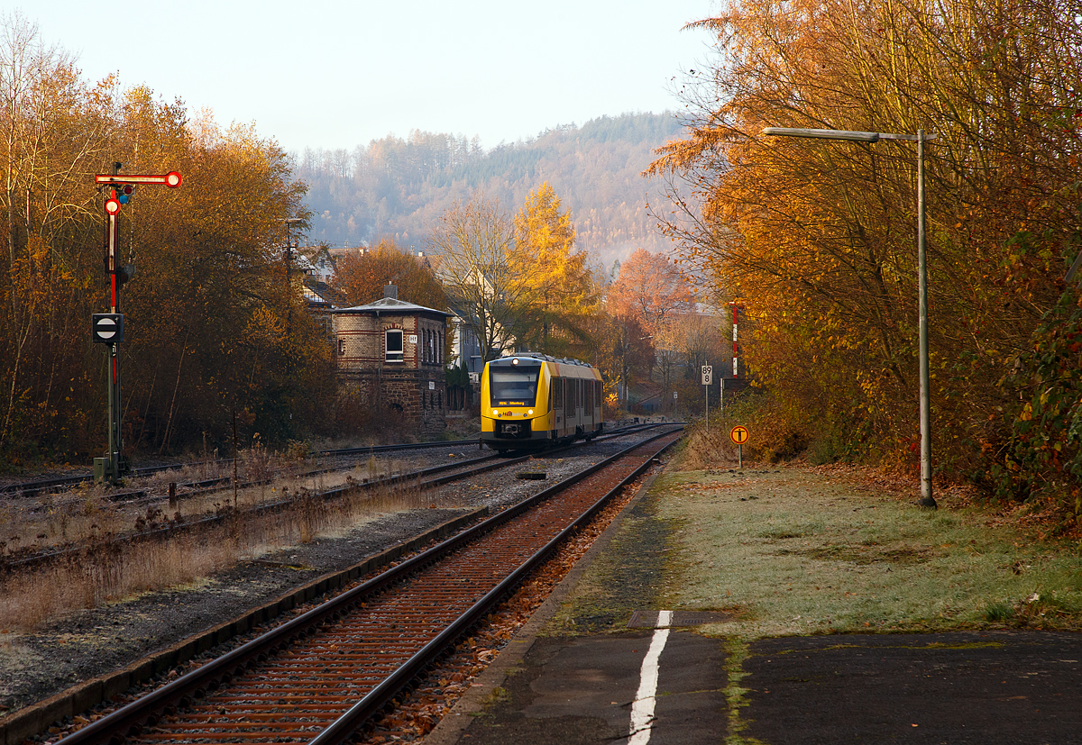 Der VT 505 (95 80 1648 105-2 D-HEB / 95 80 1648 605-1 D-HEB) der HLB (Hessische Landesbahn GmbH), ein Alstom Coradia LINT 41 der neuen Generation, f�hrt am 12.11.2021, als RB 96  Hellertalbahn  (Betzdorf - Herdorf - Neunkirchen - Haiger - Dillenburg), in den Bahnhof Herdorf ein.