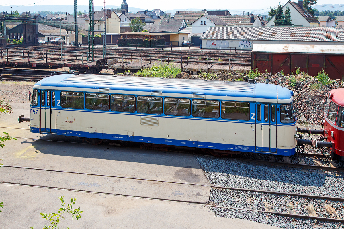Der VT 57 (95 80 0798 808-2 D-EVG) der Eifelbahn Verkehrsgesellschaft mbH (EVG), ex HWB VT 57 (Hochwaldbahn, Hermeskeil), ex EBM, Dieringhausen, ex DKB VT 206 (D�rener Kreisbahn), ex DB 798 808-2 und ex DB VT 98 9808, abgestellt am 03.07.2015 in Linz am Rhein. 

Der VT (Verbrennungstriebwagen) wurde 1962 von MAN in N�rnberg (Lizenzbau) unter der Fabriknummer 146590 gebaut und als DB VT 98 9808 an die Deutsche Bundesbahn (BW Gie�en) geliefert. Zum 01.01.1968 erfolgte die Umzeichnung in DB 798 808-2, unter dieser Bezeichnung fuhr er bis zur Ausmusterung bei der DB am 25.09.1993. Dann kam er als VT 206 zur D�rener Kreisbahn, im Jahr 2000 ging er zum EBM in Dieringhausen und gleich drauf zur HWB – Hochwaldbahn in Hermeskeil wo er als VT 57 fuhr. Seit ca. 2014 ist er nun bei der EVG - Eifelbahn Verkehrsgesellschaft in Linz am Rhein.

Die DB-Baureihe VT 98 waren Nebenbahn-Triebwagen der Deutschen Bundesbahn, ab 1968 wurden sie als DB-Baureihe 798 bzw. 796 gef�hrt. Umgangssprachlich werden diese Schienenbusse als Uerdinger Schienenbusse bezeichnet, auch wenn wie dieser nicht von der Waggonfabrik Uerdingen gebaut wurde, aber die Entwicklung stammt von ihr (Lizenzvergabe).

Der VT 98.9 wurde aus dem VT 95.9 entwickelt, der f�r viele Strecken mit nur einem Fahrmotor zu schwach motorisiert war. Daher hatte der VT 98.9 zwei Fahrmotoren. Die Triebwagen verf�gen im Gegensatz zum VT 95 �ber Pufferbohlen mit Schraubenkupplungen und k�nnen so Eisenbahnwagen transportieren oder zur Bef�rderung mit fremder Kraft am Zugende eingestellt werden.

In allen Schienenbustypen wurden Unterflurmotoren des Typs U 10 der B�ssing AG eingebaut. Das Sechs-Gang-Getriebe wurde von der ZF Friedrichshafen AG geliefert.

Es wurden insgesamt 329 Triebwagen (VT) hergestellt, zu diesen wurden auch 220 Beiwagen VB 98 mit Packabteil, weitere 100 ohne Packabteil sowie 321 Steuerwagen VS 98 hergestellt. Meistens wurden bei der DB diese Fahrzeuge in der Zusammenstellung VT+VB+VS eingesetzt. Es gab aber auch k�rzere Zweier-Einheiten (VT+VS), gelegentlich war der Motorwagen (VT) allein unterwegs. L�ngere Garnituren, bis hin zu Sechs-Wagen-Einheiten (VT+VB+VS+VT+VB+VS) wurden bei besonders hohem Fahrgastaufkommen gebildet.

1968 wurde die Bauartnummer der Triebwagen in 798 ge�ndert, die Beiwagen erhielten die Nummern 998.0–3 und Steuerwagen 998.6–9. 

1988 wurden 47 Triebwagen, 23 Beiwagen und 43 Steuerwagen auf Einmannbetrieb umgebaut. Sie erhielten pneumatische T�rschlie�einrichtungen und Zahltische f�r den Triebfahrzeugf�hrer. Diese Fahrzeuge erhielten die Baureihennummer 796 bzw. 996.

Technische Daten der VT 98:
Hersteller: Waggonfabrik Uerdingen, MAN, WMD
Spurweite: 1.435 mm (Normalspur)
Achsformel: Bo
L�nge �ber Puffer: 13.950 mm
Achsabstand: 6.000 mm
Dienstmasse:  20,9 t
Radsatzfahrmasse: 10,7 t
H�chstgeschwindigkeit: 90 km/h
Installierte Leistung: 2 � 110 kW (150 PS)
Treibraddurchmesser: 900 mm
Motorentyp: B�ssing AG U 10
Leistungs�bertragung: mechanisch
Sitzpl�tze:  56