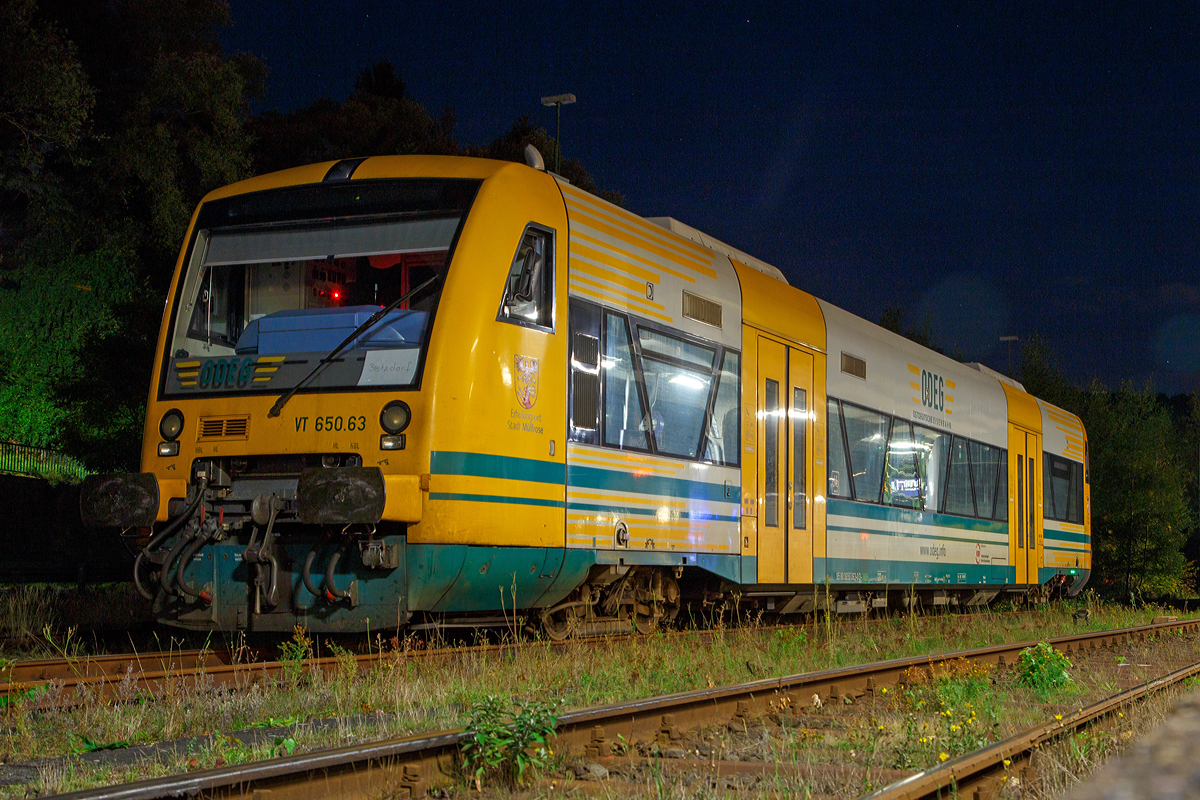 
Der VT 650.63  Erholungsort Stadt Müllrose  (95 80 0650 063-0 D-ODEG) der Ostdeutsche Eisenbahn GmbH (ODEG) ist am frühen morgen des 03.10.2015 im Bahnhof Betzdorf/Sieg abgestellt. 

Nach dem er von HLB Hessenbahn GmbH angemietet worden war,ist er nun von der Westerwaldbahn und der HellertalBahn angemietet und fährt vorrangig auf der Daadetalbahn. 

Der Stadler Regionaltriebwagen Regio-Shuttle RS1 wurde 2004 von Stadler Pankow GmbH in Berlin unter der Fabriknummer 37297 gebaut und an die ODEG ausgeliefert. Er wurde zunächst am Standort Parchim eingesetzt. 2005 wurde der Triebwagen zum ODEG Einsatzgebiet nach Brandenburg überstellt und war bis 2014 dort im Einsatz. Danach kam das Fahrzeug zur SWEG nach Süddeutschland und später zur HLB. Aktuell ist der Triebwagen von der Westerwaldbahn und der HellertalBahn angemietet und fährt vorrangig auf der Daadetalbahn.