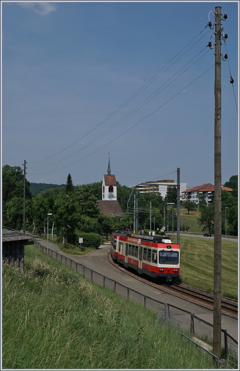 Der WB BDe 4/4 16 schieb kurz nach der Haltestelle (Oberdorf) Winkelweg seinen Zug Richtung Liestal. 
Im Hintergrund die Kirche St. Peter.
22. Juni 2017 