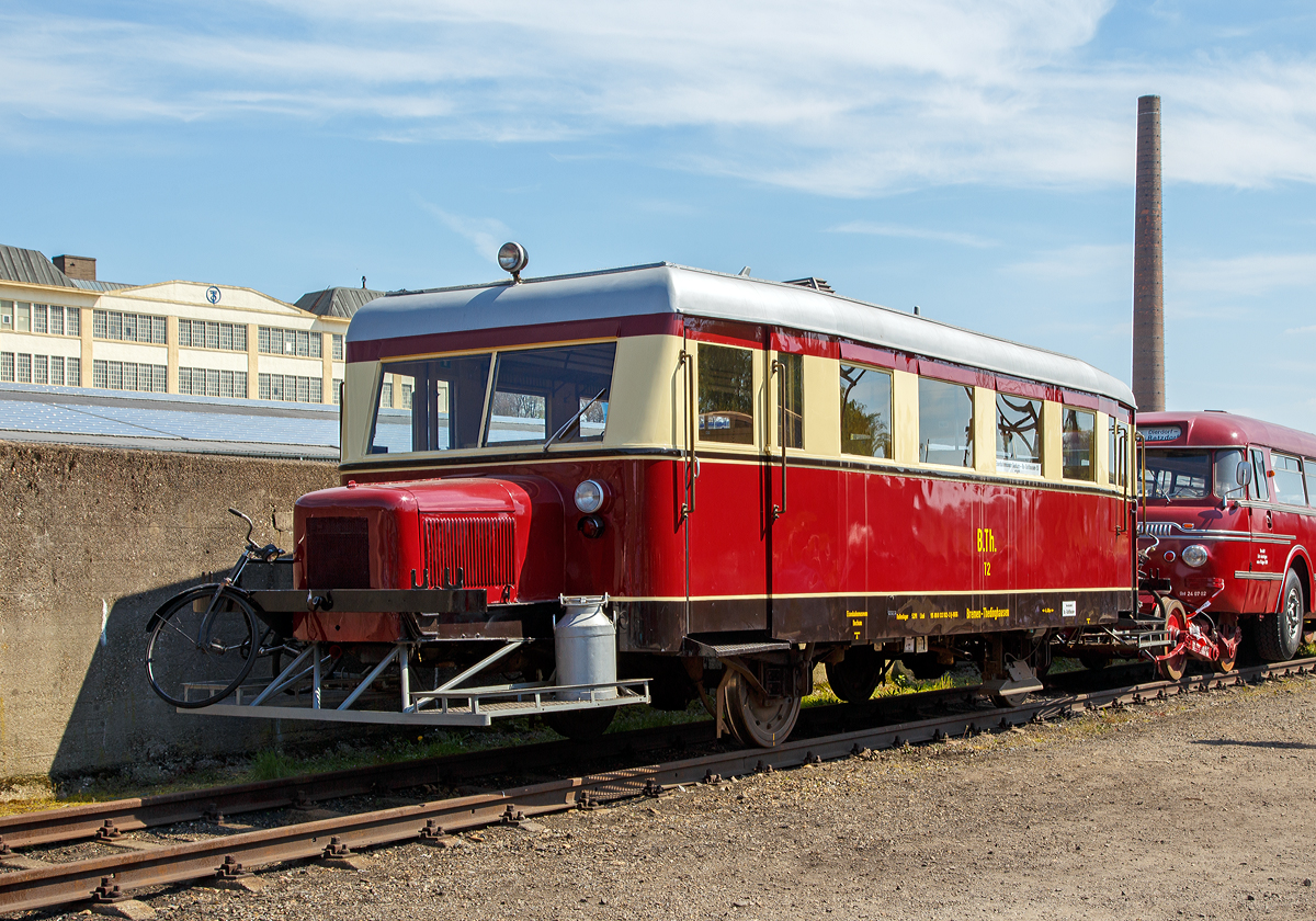 
Der Wismarer Schienenbus, Typ Hannover auch bekannt als  Schweineschn�uzchen  VT 2 (95 80 0133 102-3 D-DGEG) der Deutsche Gesellschaft f�r Eisenbahngeschichte, ex B.Th. VT2  (Bremen-Thedinghausener Eisenbahn) am 30.04.2017 im Eisenbahnmuseum Bochum-Dahlhausen.

Der Typ Hannover der Waggonfabrik Wismar ist ein Anfang der 1930er Jahre entwickelter Schienenbus f�r den kosteng�nstigen Personenverkehr auf Kleinbahnen.
Schon in den 1920er Jahren suchten die Kleinbahnen nach M�glichkeiten, schwach ausgelastete Strecken m�glichst kosteng�nstig betreiben zu k�nnen. Die �berwiegend eingesetzten gemischten Z�ge waren wegen der Rangieraufenthalte recht langsam. Auch verkehrten t�glich nur wenige Z�ge. Um schnellere und h�ufigere Fahrten anbieten zu k�nnen, wurden Triebwagen beschafft. 

Ab 1932 baute die Triebwagen- und Waggonfabrik Wismar AG einen leichten zweiachsigen Triebwagen, der durch die Verwendung zahlreicher Bauteile aus dem Stra�enfahrzeugbau g�nstig gefertigt werden konnte. So wurden beispielsweise Ford-Benzinmotoren mit 40 PS samt Getriebe eingebaut. Die Verwendung von Kraftfahrzeuggetrieben mit vier Vorw�rtsg�ngen und einem R�ckw�rtsgang machte den Einbau von je einem Motor pro Richtung n�tig. Diese wurden vor dem eigentlichen Fahrzeugkasten angeordnet und verliehen dem Triebwagen ein unverkennbares �u�eres. Wegen der geringen Kosten wurde der Wismarer Schienenbus gerade f�r Klein- und Privatbahnen interessant. 1932 wurde ein Prototyp f�r die Kleinbahn L�neburg–Soltau geliefert. Die Erfahrungen damit waren so gut, dass das Landeskleinbahnamt Hannover eine Serie von neun Exemplaren f�r verschiedene Kleinbahnen bestellte.

Nach dem ersten gr��eren Besteller erhielt dieser Typ von Triebwagen zur Bestellung das Codewort Hannover, aufgrund der baulichen �hnlichkeiten zum Omnibus und dem Hersteller wurde er bald auch als „Wismarer Schienenbus“ bezeichnet.

Vorz�ge waren der niedrige Preis (er lag mit etwa 25.000 Reichsmark bei der H�lfte eines normalen Triebwagens), seine Wartungsfreundlichkeit (die Motoren waren leicht erreichbar und Ersatzteile bei jedem Ford-H�ndler zu bekommen) und sein Komfort (obwohl er nur 3. Klasse f�hrte, waren die Sitze gepolstert).

1936 bot die Waggonfabrik f�nf verschiedene Typen an. Bis 1941 wurden 57 Triebwagen und zwei Beiwagen produziert und in unterschiedlichen Spurweiten an verschiedene Bahngesellschaften im In- und Ausland geliefert.

Der hier gezeigte Wismarer Schienenbus Wismarer Schienenbus, Typ Hannover „A“ wurde 1936 von der Waggonfabrik Wismar unter der Fabriknummer 20268 gebaut und an die Bremen-Thedinghausener Eisenbahn AG geliefert. 1968 kam er zur DGEG und wurde 1986 bei DGEG auf Dieselmotoren umgebaut.

TECHNISCHE DATEN:
Spurweite: 	1.435 mm
Achsformel: A 1
L�nge �ber Puffer: 11.610 mm 
Achsabstand: 4.400 mm
Raddurchmesser: 	650–700 mm
Motorentyp: Ford BB Benzinmotor (urspr�nglich) / Daimler Benz Dieselmotor
Leistungs�bertragung: mechanisch
