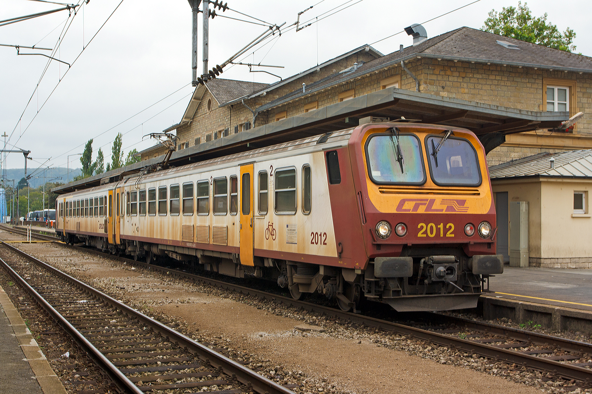 
Der  Z2  CFL  2012 (94 82 00 2012 1-8 L-CFL / 94 82 00 2016 2-6 L-CFL) steht am 14.09.2014 im Bahnhof Ettelbrück (Ettelbréck) zur Abfahrt bereit. 

Ein Besuch der Waschstraße wäre mal nötig gewesen, aber an diesen Tagen nicht möglich, da die Strecke nach Luxemburg Stadt gesperrt war. 