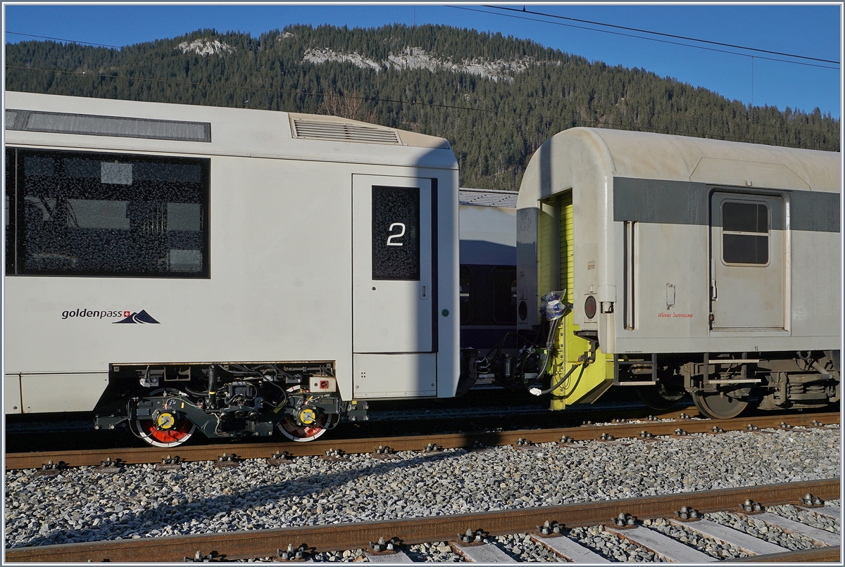 Detailansicht auf das MOB Spurwechseldrehgestell und den anschliessenden Dmz 090 (UIC D-RADVE 75 80 90 94 008-4. 

Zweisimmen, den 12. Jan. 2020 