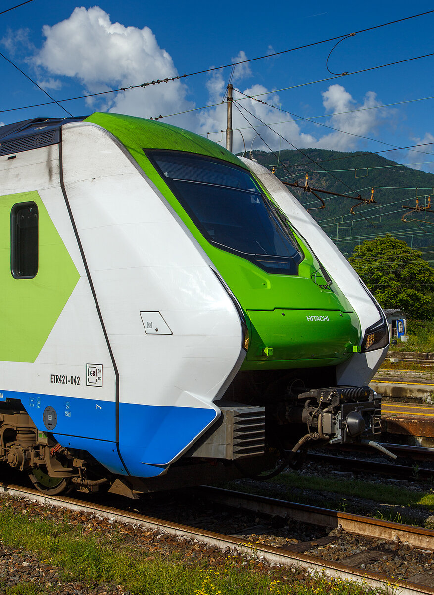 Detailbild des Trenord „Caravaggio“ ETR 421-042 (94 83 4441 842-5 I-TN / 94 83 4441 042-0 I-TN) ein vierteilige Hitachi Caravaggio am 25 Mai 2023 im Bahnhof Domodossola.

Die Trenord S.r.l. (Tn) ist eine italienische Eisenbahngesellschaft, die hauptsächlich den Regionalverkehr in der Region Lombardei betreibt. Die Gesellschaft wurde 2009 durch Fusion der Regionaldirektion von Trenitalia mit der LeNord (Betriebszweig der Ferrovie Nord Milano) mit dem Namen Trenitalia LeNord gegründet. Am 30. April 2011 bekam sie ihren heutigen Namen Trenord.

Trenord betreibt die S-Bahn Mailand, den Malpensa Express und den Regionalverkehr auf den Strecken der Rete Ferroviaria Italiana und Ferrovienord.

Rollmaterial
Das Rollmaterial des Unternehmens besteht aus Elektrolokomotiven, Diesellokomotiven und Wagenzügen, Elektrotriebzügen, Verbrennungstriebwagen und -züge. Es entstand im April 2011 durch die Übernahme der Flotte des Regionalen Personenverkehrs der Trenitalia in den Depots Mailand-Fiorenza, Lecco und Cremona sowie der von LeNord verwalteten Flotte in den Depots Novate Milanese und Iseo.

Das neue Depot Camnago-Lentate wurde 2013 eröffnet. Die Depots Novate und Camnago sind auf die Wartung von Elektrozügen spezialisiert, die Depots in Lecco und Cremona auf die Wartung von Elektrozügen und Triebwagen, und das Depot Iseo ist auf die Wartung von Diesel-Triebwagen spezialisiert. Das Depot Mailand-Fiorenza betreut verschiedene Arten von Elektrofahrzeugen.

Im Jahr 2017 startete die Region Lombardei ein neues Investitionsprogramm, das die Inbetriebnahme von 161 Zügen bis 2025 im Gesamtwert von 1.607 Millionen Euro (1,67 Milliarden) vorsieht. Zusätzlich wurden im Rahmen des Dienstleistungsvertrags neun interoperable Züge von Trenord erworben.

Unter Verwendung der Auktionsrabatte (Option) aus den beiden zuvor vergebenen Aufträgen wurde 2019 der Kauf von 15 weiteren Zügen zusätzlich zu den bereits geplanten 161 Zügen finanziert, wodurch sich die Gesamtbestellung von 176 neuen Zügen auf 176 erhöhte. Die Bestellung dieser 176 Züge unterteilt sich, wie folgt, in:

105 Doppelstock-Elektrozüge vom Typ Hitachi „Caravaggio“, als Baureihe 
ETR 421, ETR 521 oder ETR 521 S1 (ETR von italienisch ElettroTreno Rapido), ähnlich den „ROCK“ der Trenitalia. So hat ein fünfteiliger Zug der Trenord

30 dieselelektrische und -batterien Hybridzügen ATR 803 «Colleoni» von Stadler Rail

41 Elektrozüge vom Typ Alstom Coradia Stream als Baureihe ETR 103 / ETR 104 von der TN „Donizetti“ genannt, ähnlich den „POP“ der Trenitalia.

Die ersten „Caravaggio“-Züge wurden im Mai 2020 in Betrieb genommen, die ersten „Donizetti“-Züge im Juli 2020 und die ersten „Colleoni“-Züge im September 2022.

Einige Züge werden von Ferrovienord oder Trenitalia geleast, andere sind Eigentum der Region Lombardei oder werden von ihr ausgeliehen.

Das eingesetzte Rollmaterial ist wie folgt:

•	Elektrolokomotiven: 
•	E.464 (Bombardier TRAXX P160 DCP)
•	Diesellokomotiven:
•	D.445
•	DE520
•	D.744
•	Reisezugwagen:
•	Niederflur-Reisezugwagen
•	Mittelstreckenwagen (MDVC)
•	Doppelstockwagen Typ 1979  Casaralta 
•	Doppelstockwagen der 1. Serie, Typ NCDP
•	Doppelstockwagen der 2. Serie, Typ CDPTR
•	Elektrotriebzüge (ETR) und Elektrotriebzüge (ALe):
•	Doppelstock-Elektrotriebzüge, Typ Treno Servizio Regionale (TSR)
•	Doppelstock-Elektrotriebzüge, Typ Treno Alta Frequentazione (TAF)
•	Elektrotriebwagen der Baureihen ALe 582
•	ETR 245 (Alstom Coradia Meridian) - Malpensa Express (Flughafenshuttle)
•	ETR 425 und ETR 526 (ähnlich den „Jazz“ von Trenitalia)
•	Doppelstock-Elektrotriebzüge Hitachi „Caravaggio“ ETR 421, ETR 521 und ETR 521 S1 (auch ETR 522) ähnlich den „Rock“ von Trenitalia)
•	Alstom Coradia Stream Elektrotriebzüge „Donizetti“ ETR 103, ETR 104 und ETR 204 (ähnlich den „Pop“ von Trenitalia
•	Diesel- bzw. Hybridzüge (ATR) und Triebwagen (ALn):
•	Dieseltriebwagen ALn 668 von der Trenitalia übernommen
•	Dieseltriebwagen ALn 668, der Serie 130 und 140, von FNM übernommen
•	Dieseltriebwagen ATR 125, Typ Stadler GTW 4/12
•	Dieseltriebwagen ATR 115, Typ Stadler GTW 2/6
•	Hybridtriebzügen ATR 803 „Colleoni“, Typ Stadler FLIRT IBRIDO (dieselelektrisch und -batterie)

Im Jahr 2015 waren 45 % der Trenord-Flotte noch über 35 Jahre alt, das Durchschnittsalter der gesamten Flotte betrug 22 Jahre. Mit der Erneuerung des Rollmaterials sank das Durchschnittsalter der Flotte im Jahr 2021 auf 19 Jahre und im Jahr 2023 auf 15 Jahre. 

Die Trenord verfügt zudem über 4 FLIRT-Züge (ETR 524) aus der TiLo-Flotte, die auf den Strecken S10/RE, S30, S40 und S50 im italienischen Netz eingesetzt werden.
