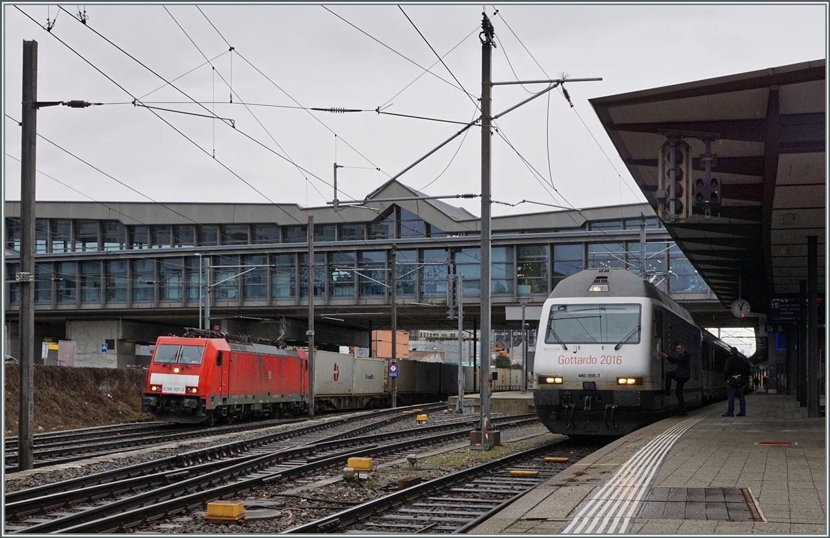 Deutsche Loks in Basel SBB in seit Jahren nicht seltens. wenn diese hingegen aus Frankreich kommt dann ist dies schon etwas anders: die DB 186 fährt ohne Halt durch Basel SBB Richtung Rangierbahnhof. Recht im Bild die Re 460 098-7 mit dem IR 2469 nach Luzern.
5. März 2016