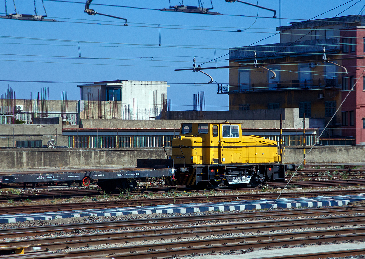 DEUTZ KG 275 B Diesellokomotive, PA 0350 G, der Firma Talio Vincenzo Catenanuova (VI.D.R. S.r.l.) am 20.07.2022 beim Bahnhof Messina Centrale (Sizilien).

Die KHD KG 275 B sind zweiachsige Diesellokomotiven des Herstellers Kl�ckner-Humboldt-Deutz (KHD) aus dem Typenprogramm von 1959 mit Gelenkwellenantrieb, die f�r den leichten Rangier- und Streckendienst konzipiert wurden. Sie wurden ab 1962 in zw�lf Exemplaren gebaut und sind bei verschiedenen Gesellschaften eingesetzt worden Einige kamen nach Italien. 

Die Bezeichnung KG 275 B bedeutet: Kleinlokomotive mit Gelenkwellenantrieb, 275 PS Motorleistung und Achsfolge B. Die Lokomotiven entsprechen von den Abma�en der Baureihe KHD KG 230 B, von der zur gleichen Zeit eine gr��ere St�ckzahl hergestellt wurde. Die Mehrleistung von 20 % gegen�ber diesem Typ wurde bei der KHD KG 275 B durch einen Turbolader erreicht.

Die Lokomotiven besitzen einen mittleren F�hrerstand und zwei Vorbauten, einer f�r die Maschinenanlage und einer f�r die Hilfsbetriebe. Die Vorbauten sind abgeschr�gt und das Fahrwerk mit Gelenkwellenantrieb ausgestattet. Im vorderen Vorbau ist eine Aussparung f�r den K�hlwasserl�fter vorhanden.

Als Antriebsmotor wurde ein Zw�lfzylinder-Zweitakt-Dieselmotor von KHD mit einer Leistung von 275 PS verwendet, dessen Leistung gegen�ber dem der KHD KG 230 B durch Aufladung um 45 PS gesteigert werden konnte. Die Kraft�bertragung geschieht �ber ein Str�mungsgetriebe von Voith.

TECHNISCHE DATEN:
Spurweite: 1.435 mm (Normalspur)
Achsanzahl: 2 (B-dh)
L�nge �ber Puffer:   8.030 mm
Achsabstand: 2.850 mm
Raddurchmesser  900 mm (neu)
Dienstgewicht:  32 t
H�chstgeschwindigkeit: 50 km/h
Installierte Leistung: 202 kW (275 PS)
Motorbauart: 12-Zylinder-Zweitakt-Dieselmotor mit Aufladung
Motorentyp: KHD BA 12L714
Getriebe: Voith L213
Leistungs�bertragung: hydraulisch 
Antrieb�bertragung: Vom Getriebe �ber Gelenkwellen
Bremse: Indirekte Bremse Bauart Knorr

