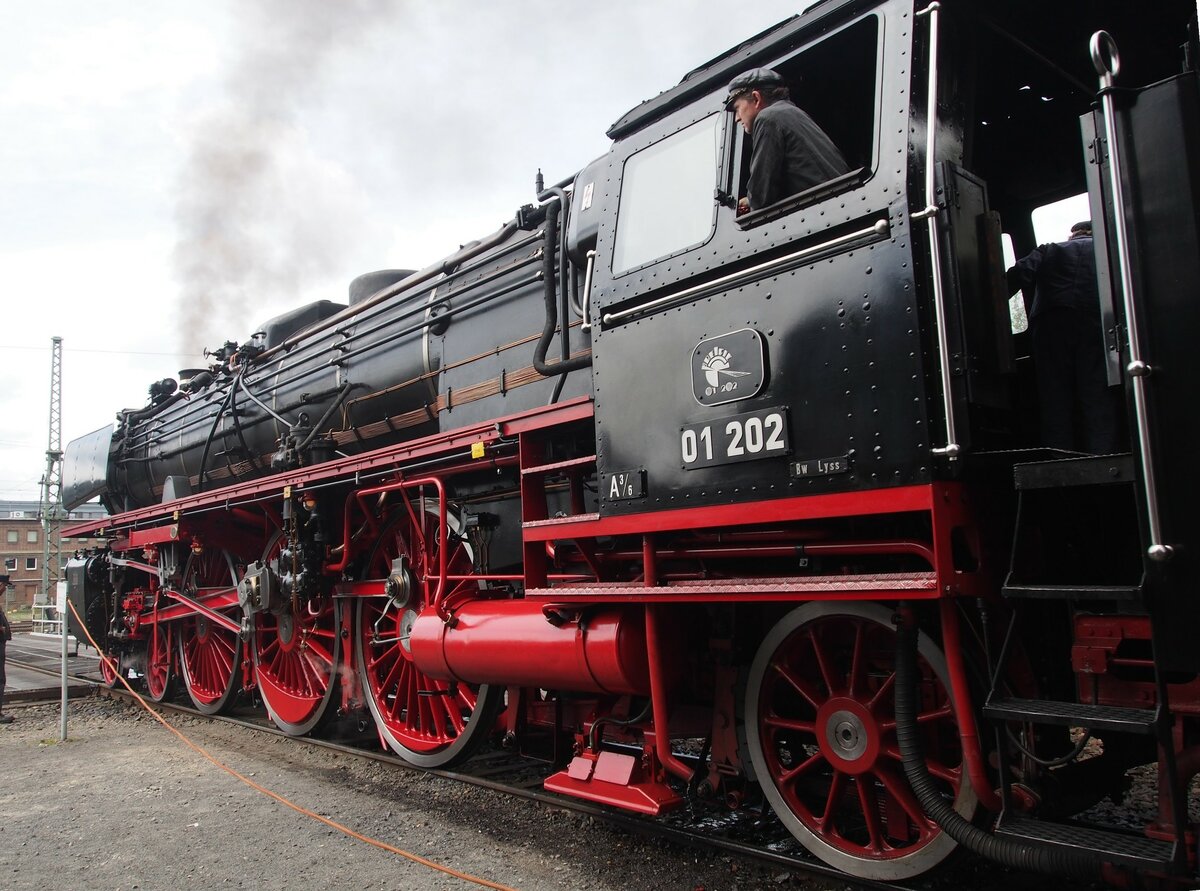 Die 01 202 hat Kohlen gebunkert und rollt nun langsam auf die Drehscheibe im Bw Dresden Altstadt beim 7.Dresdner Dampfloktreffen am 17.04.2015.