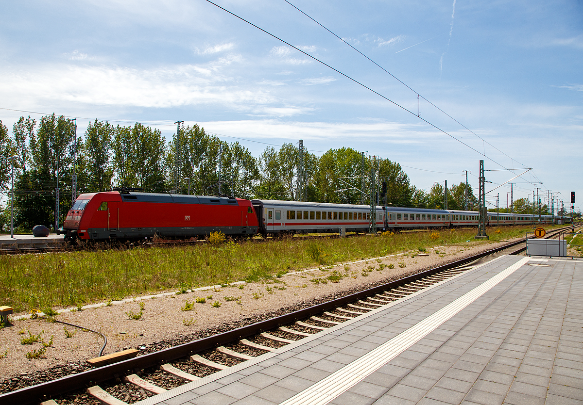 Die 101 004-0  (91 80 6101 004-0 D-DB) der DB Fernverkehr AG rauscht am 16.05.2022, mit dem IC 2212 (Koblenz Hbf - Hamburg - Rostock - Ostseebad Binz) durch den Bahnhof Bad Kleinen.

Die Lok wurde 1996 von ABB Daimler-Benz Transportation GmbH (ADtranz) in Kassel unter der Fabriknummer 33114 gebaut
