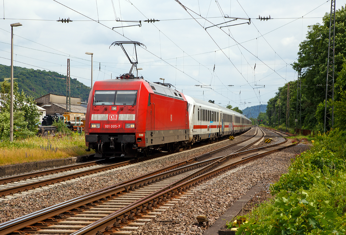 
Die 101 005-7 (91 80 6101 005-7 D-DB) der DB Fernverkehr AG  fährt am 16.06.2017 mit einem IC durch Brohl in Richtung Köln. 

Die Lok 1997 von Adtranz in Kassel unter der Fabriknummer 33115 gebaut.