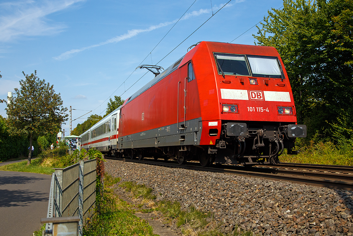 
Die 101 115-4 (91 80 6101 115-4 D-DB) am 28.08.2018 mit einem IC durch Bonn UN Campus in Richtung Koblenz.