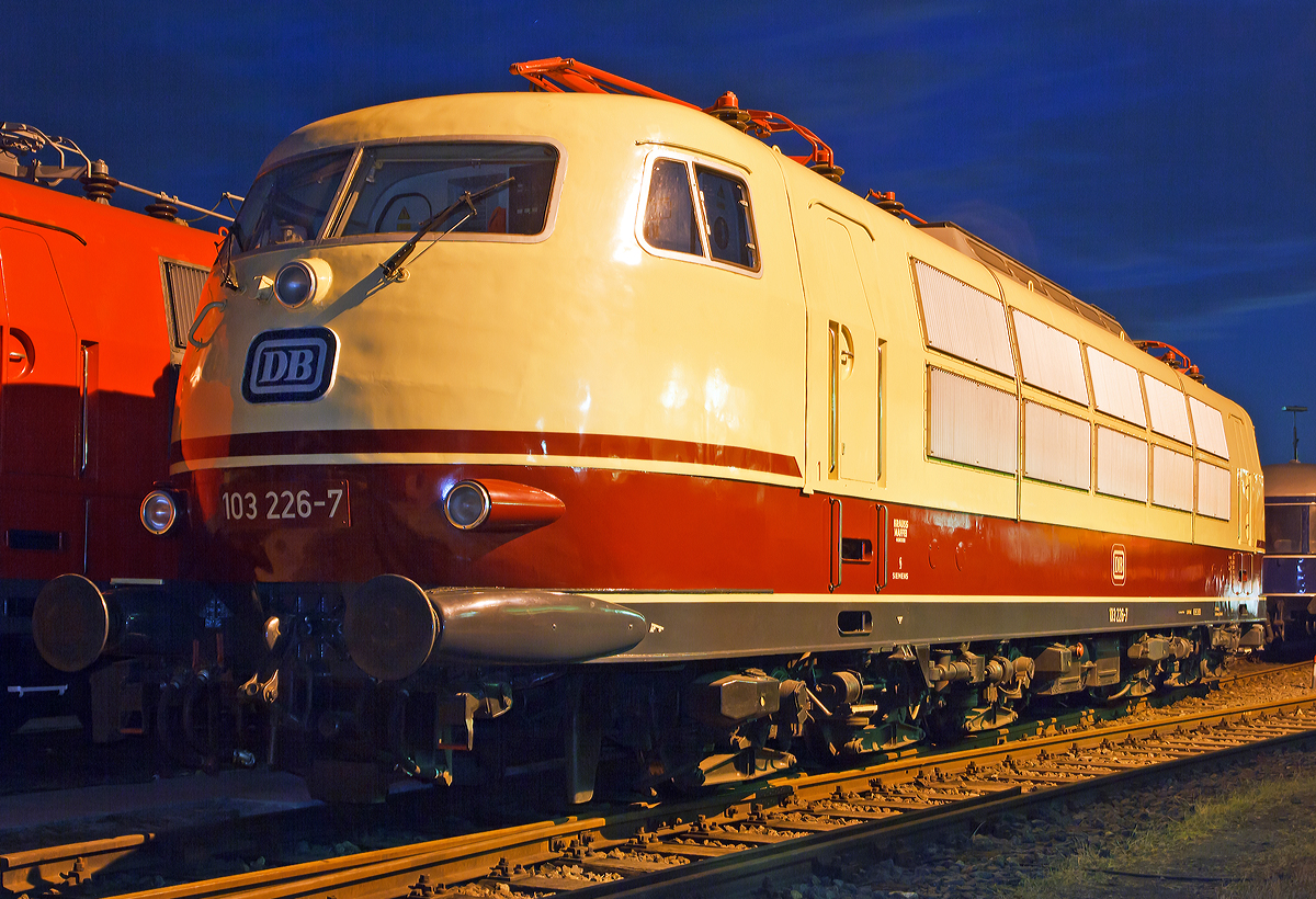
Die 103 226-7 am 14.06.2014 im DB Museum Koblenz-Lützel. Die Aufnahme wurde anlässlich einer öffentlichen Veranstaltung gemacht. 

Die Lok wurde 1973 bei Krauss-Maffei in München unter der Fabriknummer 19639 gebaut, der elektrische Teil ist von Siemens. 