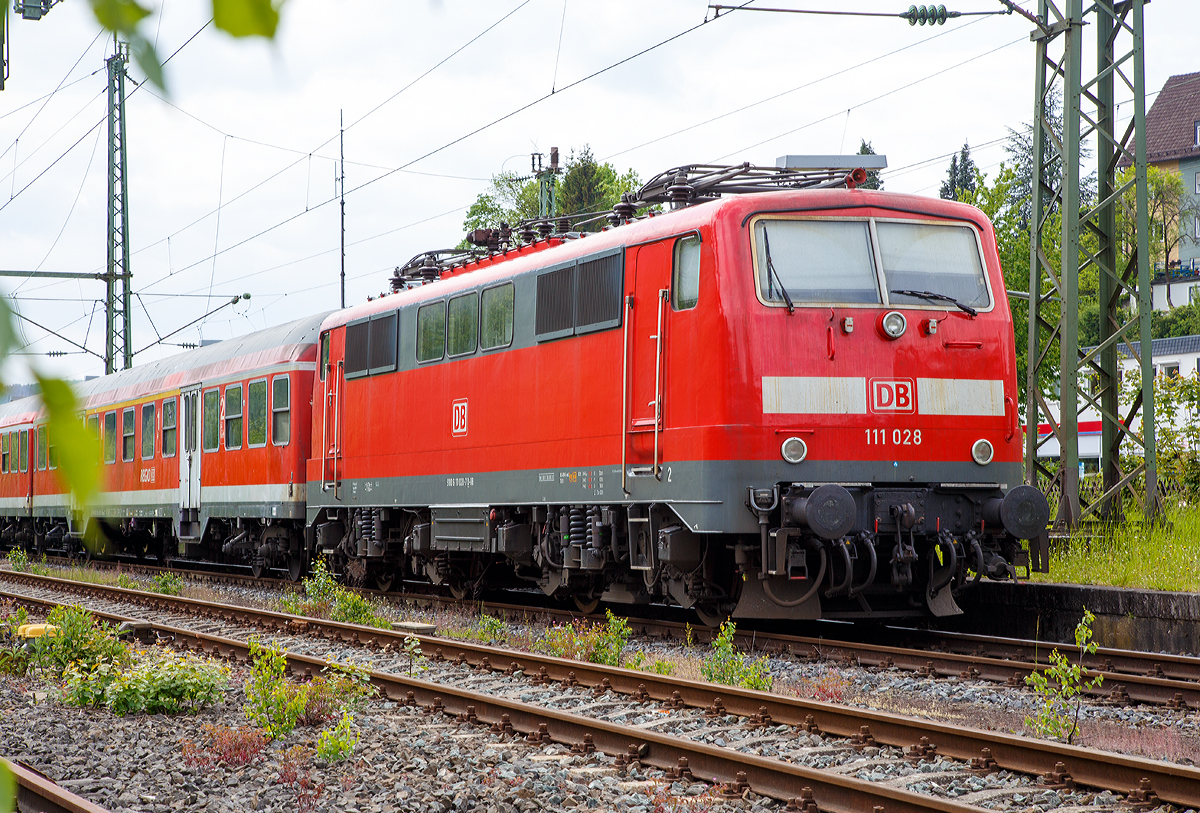 
Die 111 028-7 (91 80 6111 028-7 D-DB) der DB Regio NRW mit n-Wagen (ex Silberlinge), als Verstärker zum RE 9 - Rhein-Sieg-Express,  ist am 17.05.2015 im Bahnhof Niederschelden abgestellt.

Die 111er wurde 1976 bei Krauss-Maffei AG in München unter der Fabriknummer 19765 gebaut.
