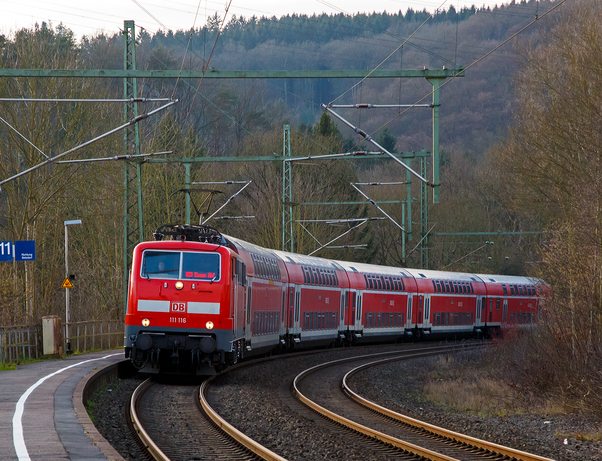 
Die 111 116-0 (91 80 6111 116-0 D-DB) der DB Regio NRW rauscht mit dem RE 9 (rsx - Rhein-Sieg-Express) Aachen - Köln - Siegen, ohne Halt durch Scheuerfeld (Sieg). 