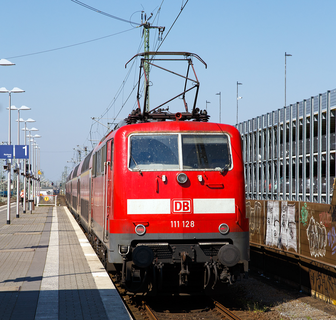 
Die 111 128-5 (91 80 6111 128-5 D-DB) der DB Regio NRW schiebt den RE 9 (rsx - Rhein-Sieg-Express) Siegen - Köln - Aachen am 11.04.2016 von Troisdorf weiter in Richtung Köln.