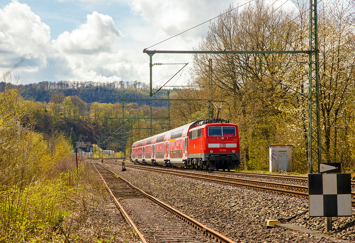
Die 111 169-9 (91 80 6111 169-9 D-DB) der DB Regio schiebt am 15.04.2018, RE 9 (rsx - Rhein-Sieg-Express) Siegen - Köln – Aachen, durch Betzdorf-Bruche in Richtung Köln.