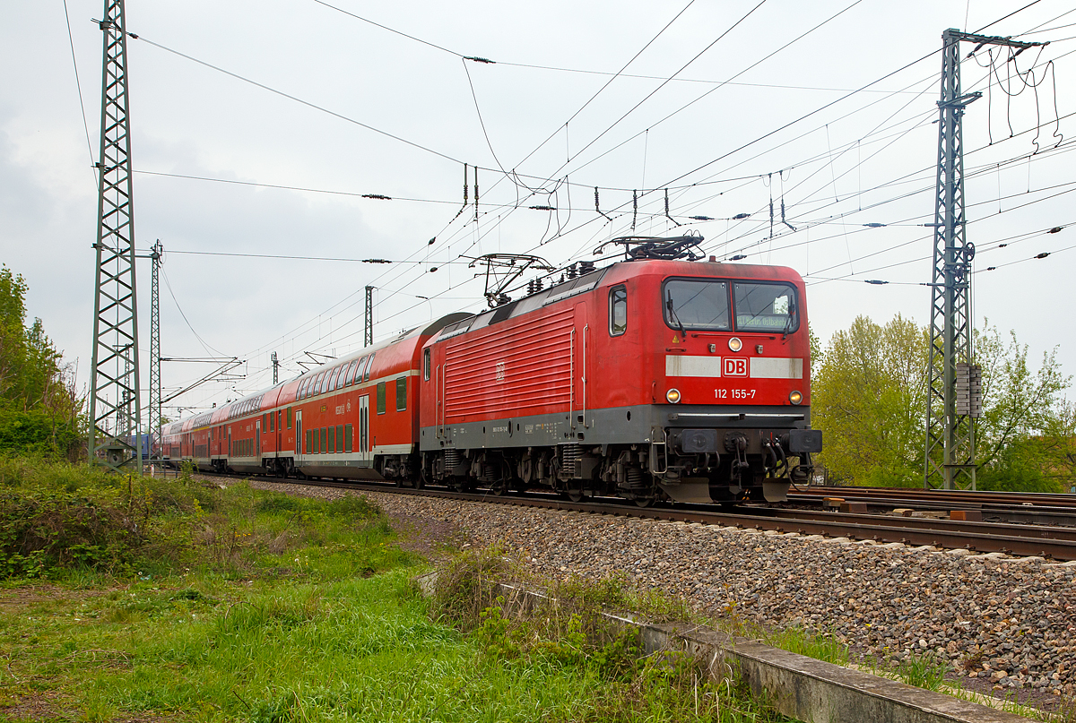 
Die 112 155-7 (91 80 6112 155-7 D-DB) der DB Regio mit dem RE 1 Magdeburg Hbf nach Berlin Ostbahnhof, hier am 06.05.2017 in Magdeburg kurz vor der Elbe. 

Die Lok wurde 1993 von AEG Hennigsdorf (ehemals LEW) unter der Fabriknummer 21492 gebaut.