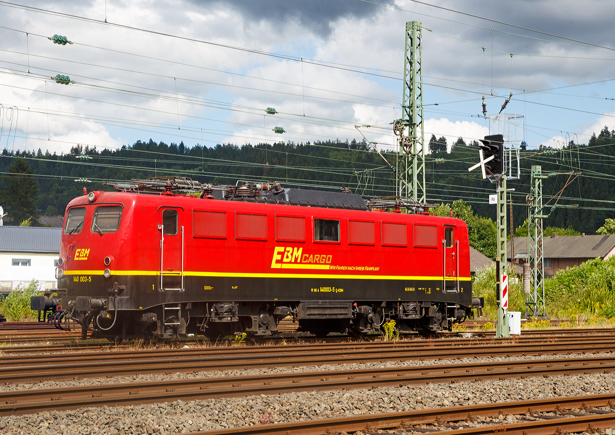 
Die 140 003-5 (91 80 6140 003-5 D-EBM) der  der Rail Cargo Carrier - Germany GmbH (ehem. EBM Cargo), ex DB 140 003-5, ex DB E 40 003) ist am 02.07.2016 in Betzdorf (Sieg) abgestellt.

Die E 40 wurde1957 von Krauss-Maffei in München unter der Fabriknummer 18255 gebaut, wobei der elektrische Teil von den Siemens-Schuckert-Werke (SSW) ist, und als E 40 003 an die Deutsche Bundesbahn geliefert. Zum 01.01.1968 erfolgte die Umzeichnung in DB 140 003-5.