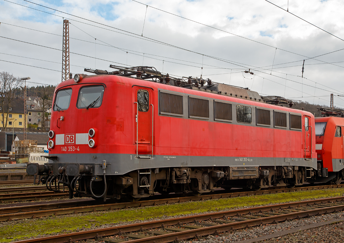 
Die 140 353-4 (91 80 6140 353-4 D-DB) der DB Schenker Rail Deutschland AG, ex DB E 40 353, ist am 24.12.2015 in Kreuztal abgestellt. 

Die E 40 wurde 1962 von Krupp unter der Fabriknummer 4285 gebaut, der elektrische Teil ist von AEG (Fabriknummer 7987). 