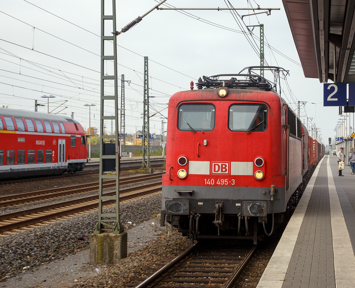 
Die 140 495-3 (91 80 6140 495-3 D-DB) der DB Schenker Rail Deutschland AG, ex DB E 40 495, fährt am 31.10.2015 mit einem gemischten Güterzug durch den Bahnhof Troisdorf in Richtung Siegburg. 

Die E 40 wurde 1964 von Krupp unter der Fabriknummer 4541 gebaut, der elektrische Teil ist von AEG (Fabriknummer 8196).
