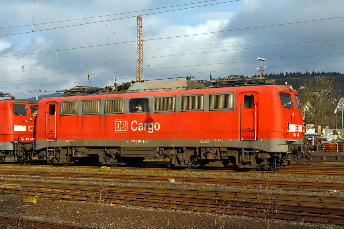 
Die 140 528-1 (91 80 6140 528-1 D-DB) der DB Schenker Rail Deutschland AG, ex DB E 40 528, steht am 07.12.2014 im Kreuztaler Abstellbereich. 

Die E 40 wurde 1964 von Krupp unter der Fabriknummer 4574 gebaut, der elektrische Teil ist von BBC (Brown, Boveri & Cie AG).