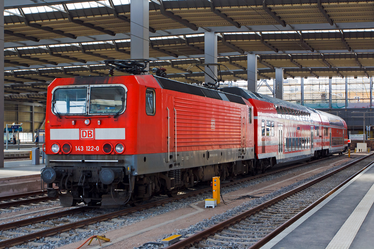 Die 143 122-0 (ex DR 243 122-9) der DB Regio steht am 25.08.2013 mit einem Nahverkehrszug (S-Bahn Dresden) im Hauptbahnhof Chemnitz.

Die Lok wurde 1986 bei LEW (VEB Lokomotivbau Elektrotechnische Werke Hans Beimler Hennigsdorf) unter der Fabriknummer 18498 gebaut und als DR 243 122-9 an die Deutsche Reichsbahn geliefert, 1992 erfolgte die Umzeichnung in DR 143 122-0 und 1994 in DB 143 122-0. Sie tr�gt die NVR-Nummer  91 80 6143 122-0 D-DB und die EBA-Nummer  EBA 01C17A 122.
Die 

Die Entwicklung begann in Ende der 70er-Jahre, und basiert auf dem Prototyp 212 001-2  Wei�e Lady .
Ab 1976 wurde von der Deutschen Reichsbahn in der DDR die Streckenelektrifizierung auf Grund der �lverteuerung wieder forciert, nachdem man zehn Jahre zuvor noch ganz auf von russischem Diesel�l getriebene Loks gesetzt hatte. Der VEB Lokomotivbau Elektrotechnische Werke Hans Beimler Hennigsdorf (LEW), einziger Hersteller von E-Loks in der DDR, bekam den Auftrag, ausgehend von der bew�hrten schweren G�terzuglok der Baureihe 250 eine leichtere und technisch modernere vierachsige Variante f�r den Personenzug- und mittelschweren G�terzugdienst zu entwickeln. Die mechanischen Komponenten wurden in Hennigsdorf entwickelt und hergestellt. Die Elektromotoren kamen vom VEB Sachsenwerk Dresden.

Bereits auf der Leipziger Fr�hjahrsmesse 1982 konnte der Prototyp 212 001-2 der �ffentlichkeit vorgestellt werden. Nach der Messe begann die DR mit der Erprobung der 140 km/h schnellen Lok, die konstruktiv aber f�r 160 km/h ausgelegt war. Nach der Probezerlegung wurde die Getriebe�bersetzung ge�ndert und die Maschine 1983 in 243 001-5 umbezeichnet. Durch die ge�nderte �bersetzung konnte die Zugkraft deutlich erh�ht werden, wobei die H�chstgeschwindigkeit auf 120 km/h reduziert wurde.

Da 1984, mit Ausnahme der Versuchsstrecke Halle - K�then, nirgendwo im DR-Netz mehr als 120 km/h gefahren werden durfte, wurde zun�chst die Mehrzwecklok der Reihe 243 in Auftrag gegeben und nicht die schnellere vorgesehene BR 212. 1984 wurden die ersten 20 Lokomotiven ausgeliefert, Ende 1989 wurde die 500. Lokomotive ausgeliefert.

Die ab 1987 hergestellten Loks wurden (ab der Ordnungsnummer 300) mit einem str�mungsoptimierten Kopf ausgestattet, der durch einen verringerten Luftwiderstand den Energieverbrauch um etwa f�nf Prozent reduzierte. Die 112.0 und 112.1 wurden sp�ter ebenfalls mit dieser Kopfform gebaut.

Ab 1988 erhielten die Loks der Baureihe 243.8 eine Vielfachsteuerung, um ein Fahren in Doppeltraktion zu erm�glichen. Daran anschlie�end wurden bis Dezember 1990 nochmals 109 Lokomotiven ohne Vielfachsteuerung beschafft, so dass die DR insgesamt �ber 636 Loks der Baureihe 243 verf�gte. Mit 243 659-0 ging am 2. Januar 1991 die letzte 243 in Betrieb.

Nach der Wirtschafts-, W�hrungs- und Sozialunion mit der Bundesrepublik kam der G�terverkehr in der ehemaligen DDR praktisch zum Erliegen, und gro�e Teile des 243er-Bestandes standen auf den Abstellgleisen. Ab August 1990 wurde die damalige DR 243 922-2 / sp�ter DB 143 922-3 an die Schweizerische S�dostbahn AG (SOB) vermietet (bis 1995), andere gingen zur Erprobung an die Bundesbahn nach Freiburg und D�sseldorf und bew�hrten sich.

Bis Mitte 2013 wurden aber bereits 220 Triebfahrzeuge der Baureihe 143 verschrottet. Ursache ist zum Teil die Leichtbauweise und die fehlende Crash-Optimierung, so dass auch bei leichten Aufprallsch�den der Lokkasten abknickt und dabei der Rahmen mit verzogen wird. Dies f�hrt schnell zu Totalsch�den mit anschlie�ender Verschrottung. Die relativ geringe H�chstgeschwindigkeit von 120 km/h und die fehlende Nutzbremse werden den Lokomotiven bei Neuausschreibungen zum Verh�ngnis, zuletzt wurden bei sehr vielen Ausschreibungen Neufahrzeuge gefordert. Au�erdem fehlt es heutzutage teilweise an einigen Ersatzteilen. Die komplizierte Elektronik wurde damals zum Teil auch in Osteuropa produziert und seit deren Inbetriebnahme sukzessive modernisiert.

Technische Daten:
Gebaute Anzahl:  646
Hersteller:  LEW Hennigsdorf
Spurweite: 1.435 mm
Achsformel:  Bo´Bo´
L�nge �ber Puffer:  16.640 mm
Dienstmasse:  82,5 t
H�chstgeschwindigkeit:  120 km/h
Stundenleistung:  3.720 kW
Dauerleistung:  3.500 kW
Anfahrzugkraft:  240 kN
Stromsystem:  15 kV 16,7 Hz ~
Antrieb:  LEW-Kegelringfeder
