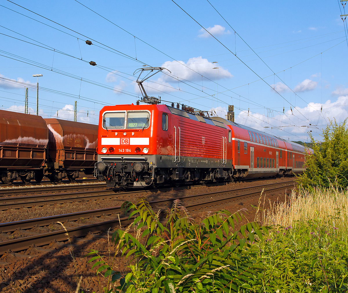 
Die 143 194-9 mit der RB 27   Rhein-Erft-Bahn  Koblenz Hbf - K�ln Hbf f�hrt am 14.06.2014  durch Koblenz-L�tzel in Richtung K�ln.

Die Lok wurde 1986 bei LEW (VEB Lokomotivbau Elektrotechnische Werke Hans Beimler Hennigsdorf) unter der Fabriknummer 18943 gebaut und als DR 243 194-8 an die Deutsche Reichsbahn geliefert, 1992 erfolgte die Umzeichnung in DR 143 194-9 und zum 01.01.1994 in DB 143 194-9. 

Ein Umbau (Einbau Notbrems�berbr�ckung (NB�) und elektropneumatischer Bremse (ep) erfolgte 2006 und 2012 die Hochr�stung auf NB� 2004.
Die Notbrems�berbr�ckung (NB�) dient bei Personenz�gen dazu, den Zug trotz bet�tigter Notbremse weiterfahren zu lassen und erst an einem besser geeigneten Ort zum Stillstand zu bringen. Grund f�r ihre Einf�hrung war, dass das Halten eines brennenden Zuges in einem Tunnel zu verheerenden Folgen f�hren kann, aber auch, dass ein Zug, der an einem schwer zug�nglichen Punkt zum Stehen kommt, die Bergung erschwert. Die Notbrems�berbr�ckung darf vom Triebfahrzeugf�hrer nur in besonders gekennzeichneten Streckenabschnitten angewandt werden.

Bei der NB� 2004 f�hrt die Bet�tigung einer Notbremse allerdings zun�chst nur zu einer optischen und akustischen Meldung im F�hrerstand. Der Triebfahrzeugf�hrer muss diese Meldung entweder durch einen �berbr�ckungsbefehl oder durch eine Schnellbremsung best�tigen. Andernfalls wird die Notbremsung nach kurzer Zeit selbstt�tig wirksam.

Die Lok tr�gt seit 2007 die NVR-Nummer  91 80 6143 194-9 D-DB und die EBA-Nummer  EBA 01C17A 194.