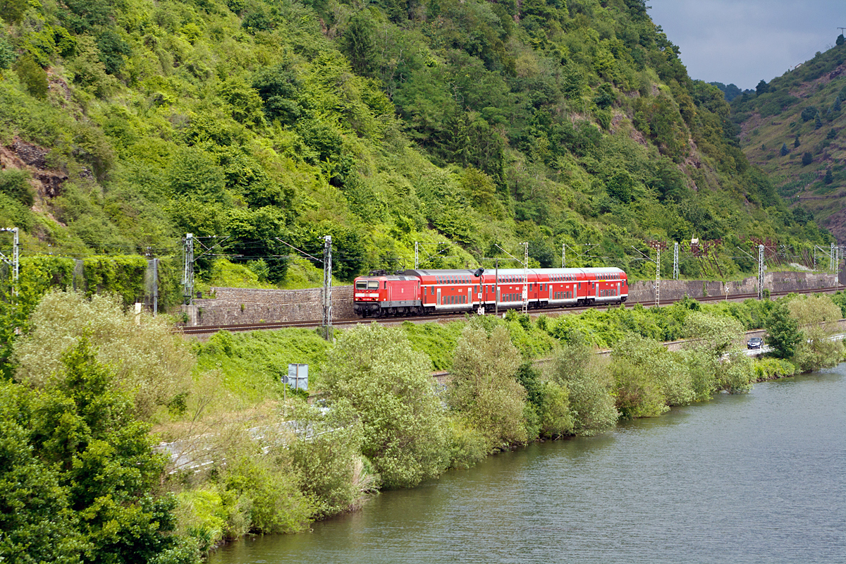 
Die 143 825-8 der DB Regio AG, ex DR 243 825-7, zieht am 20.06.2014 den RE 1  Mosel-Saar-Express  (Koblenz - Trier - Saarbrücken) zwischen Kattenes und Löf in Richtung Trier.