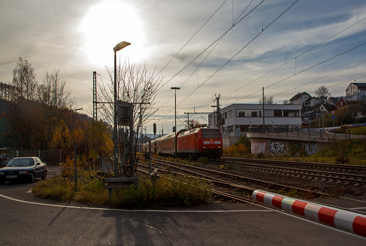 Die 146 005 (91 80 6146 005-4 D-DB) der DB Regio NRW fährt am 10.11.2021, mit dem RE 9 (rsx - Rhein-Sieg-Express) Aachen - Köln - Siegen, durch Niederschelden in Richtung Siegen.