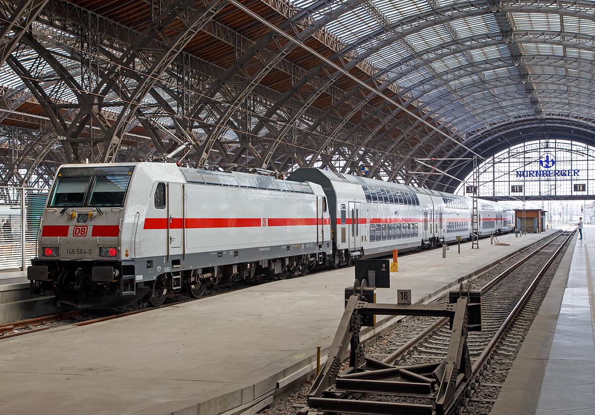 
Die 146 564-0 (91 80 6146 564-0 D-DB) steht am 21.05.2016 mit einem IC 2 (Doppelstock-IC) im Hauptbahnhof Leipzig zur Abfahrt bereit.

Die TRAXX P160 AC2 wurde 2013 von Bombardier Transportation GmbH in Kassel unter der Fabriknummer 35041 gebaut. Am 12.11.2015 wurde sie abgenommen.