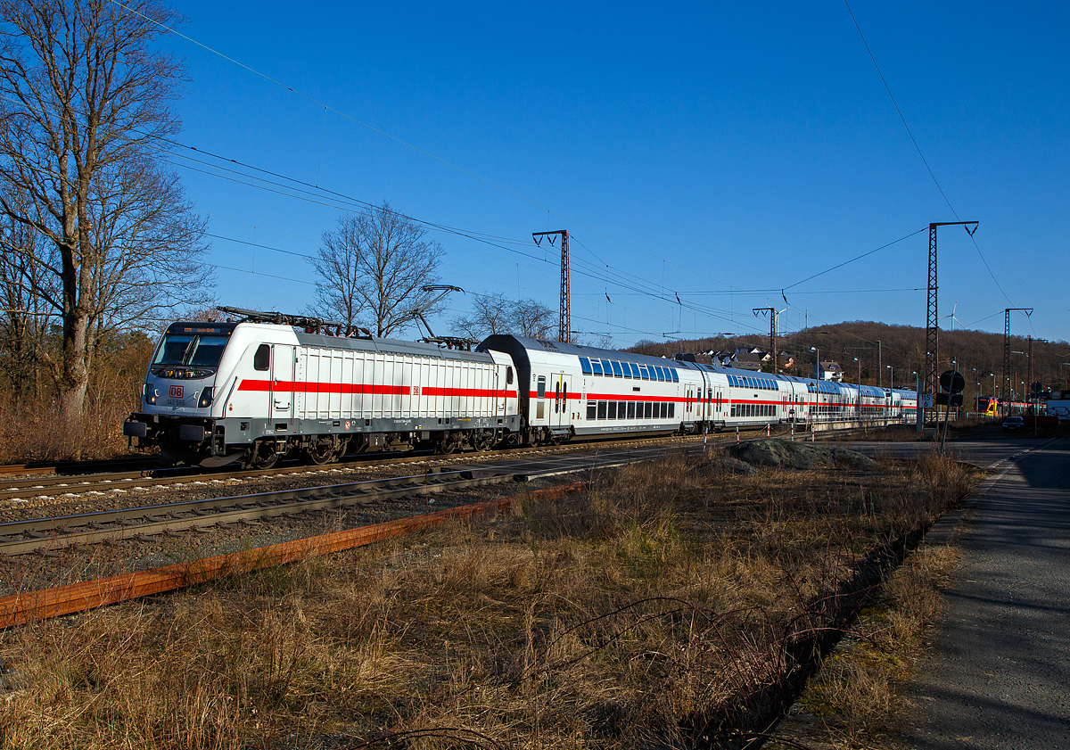 Die 147 566-4 (91 80 6147 566-4 D-DB – IC 4891) der DB Fernverkehr AG f�hrt am 07.03.2022, mit dem IC 2228 / RE 34 (Frankfurt/Main - Siegen – Hamm/Westf.) durch Rudersdorf (Kr. Siegen) in Richtung Siegen.

Zwischen Dillenburg und Iserlohn-Letmathe wird der Zug auch als RE 34 (Umlauf 52320) gef�hrt und hat die Freigabe f�r alle Nahverkehr Tickets auf diesem Streckenabschnitt.

Die TRAXX P160 AC3 wurde 2018 von Bombardier in Kassel gebaut und an die DB Fernverkehr AG geliefert. Sie hat die Zulassungen f�r Deutschland. F�r die Schweiz ist/war die Zulassung auch vorgesehen, daher hat sie auch vier Stromabnehmer, doch wurde noch keine Zulassung f�r die Schweiz vom Hersteller erlangt.