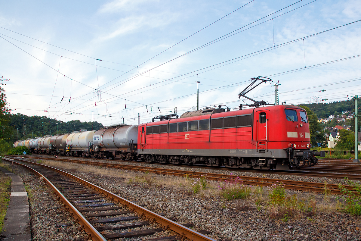 
Die 151 046-0 (91 80 6151 046-0 D-DB) der DB Schenker Rail Deutschland AG fährt am 12.09.2015 mit einem Kesselwagenzug, mit Ethylendichlorid (gehört zu den Chlorkohlenwasserstoffen), durch Betzdorf/Sieg in Richtung Siegen.

Die Lok wurde 1974 bei Krauss-Maffei in München unter der Fabriknummer 19665 gebaut. 