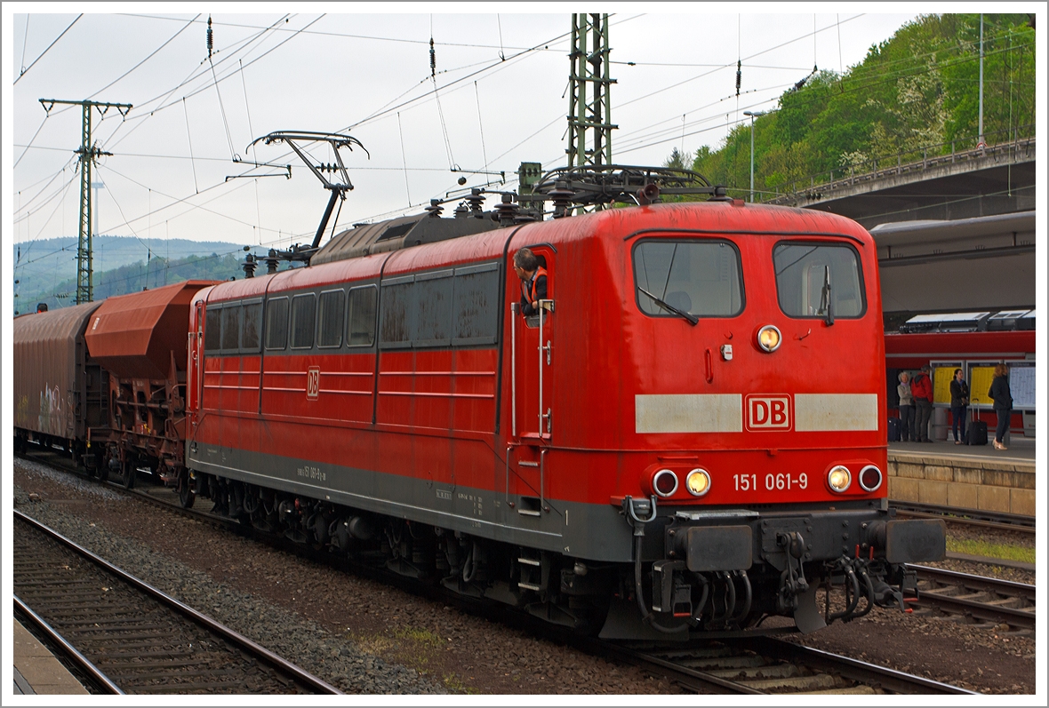 Die 151 061-9 der DB Schenker Rail hat mit ihrem gem. G�terzug am 28.04.2013 im Hbf Koblenz Hp 0. 

Die E 51 wurde 1974 bei Henschel in Kassel gebaut.
