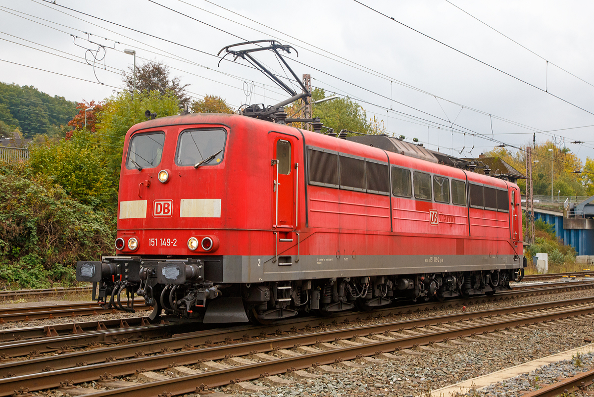 
Die 151 149-2 (91 80 6151 149-2 D-DB) der DB Schenker Rail Deutschland AG am 17.10.2015 in Kreuztal, hier fährt sie vom Rangierbahnhof zum Abstellbereich. 

Die Lok wurde 1977 von Krauss-Maffei in München unter der Fabriknummer 19817 gebaut, der elektrische Teil ist von Siemens.