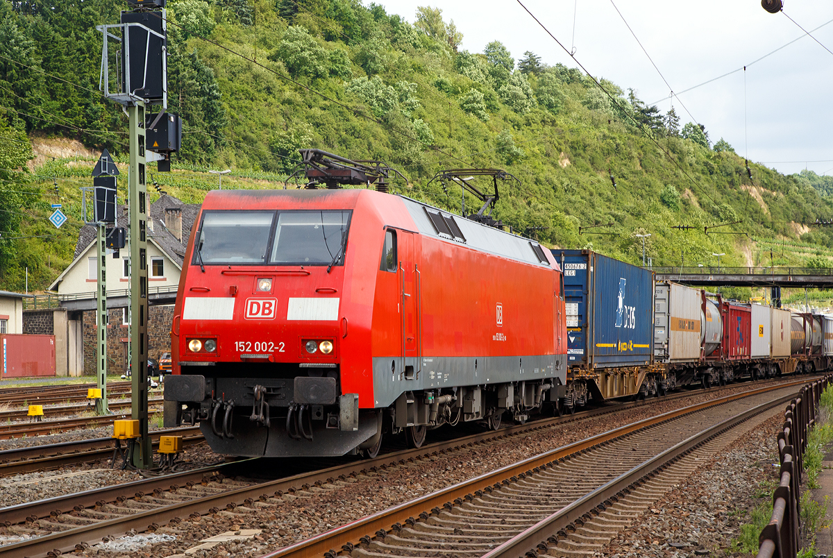 
Die 152 002-2 (91 80 6152 002-2 D-DB) der DB Cargo Deutschland AG fährt am 16.06.2017 mit einem Container-Zug durch Linz am Rhein in Richtung Norden. 

Die Siemens ES 64 F wurde 1997 von Krauss-Maffei in München unter der Fabriknummer 20129 gebaut.