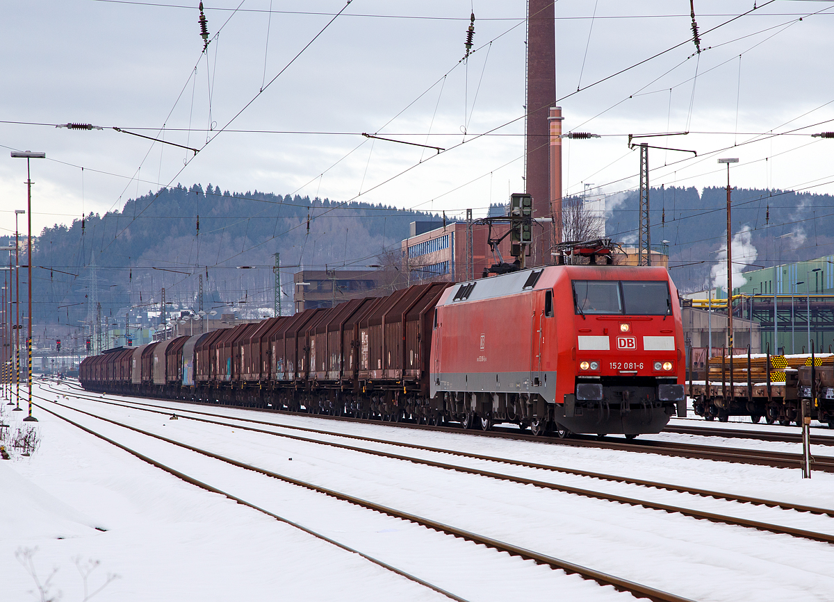 
Die 152 0081-6 (91 80 6152 081-6 D-DB) der DB Cargo Deutschland AG fährt am 28.01.2017 mit eine Coil-Güterzug (6-achsigen Drehgestellflachwagen der Gattung Sahimms 900 bzw. Sahimms-u 901) durch Siegen-Geisweid in Richtung Süden (wahrscheinlich war das Ziel Dillenburg).