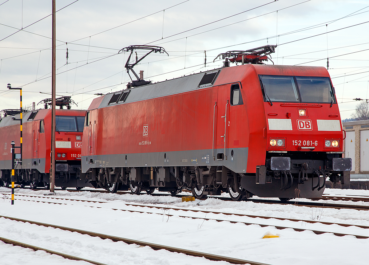 Die 152 0081-6 (91 80 6152 081-6 D-DB) der DB Cargo Deutschland AG fährt am 28.01.2017 in Kreuztal vom Abstellbereich nun zum Güterbahnhof, um dort einen Coil-Güterzug zu übernehmen.

Die Siemens ES 64 F wurde 1999 von Krauss-Maffei unter der Fabriknummer 20208 gebaut und an die DB geliefert.

Als Ersatz für die schweren E-Loks der BR 150 und für Einsatzgebiete der BR 151 / 155 wurde die Beschaffung der Drehstromlok der BR 152 (Siemens ES64F) eingeleitet, sie ist eine Hochleistungslokomotive aus der Siemens ES64 EuroSprinter-Typenfamilie für den schweren Güterzugverkehr, die auch für Personenzüge genutzt werden kann.

Die Baureihe basiert auf dem von Siemens konstruierten Prototyp ES64P. Da jedoch klar war, dass die Maschinen ausschließlich im Güterverkehr eingesetzt werden sollten und eine Höchstgeschwindigkeit von 140 km/h als ausreichend angesehen wurde, konnte auf die Verwendung von voll abgefederten Fahrmotoren verzichtet und auf den wesentlich einfacheren und preisgünstigeren Tatzlager-Antrieb zurückgegriffen werden. Dieser gilt durch die Verwendung moderner Drehstrommotoren bei niedrigen Geschwindigkeiten als relativ verschleißarm.

Ansonsten entstand eine moderne Maschine mit Drehstromasynchron-Fahrmotoren und doppelten innenbelüfteten Scheibenbremsen. 

Der Haupttransformator ist unterflur zwischen den Drehgestellen angeordnet. Jedes Drehgestell verfügt über eine autarke elektrische Ausrüstung, bestehend aus drei Eingangsgleichrichtern in rückspeisefähiger Vierquadranten-Bauweise, Gleichspannungszwischenkreis und zwei Wechselrichtern (einer je Motor). Dadurch wird erreicht, dass bei Ausfall einer Komponente des Antriebsstrangs nicht das gesamte Drehgestell ausfällt, sondern sich lediglich die verfügbare Zugkraft reduziert. Als Leistungshalbleiter kommen wassergekühlte GTO-Thyristoren zum Einsatz. Die Bremskraft der elektrischen Nutzbremse beträgt 150 kN im Bereich zwischen 10 km/h und 140 km/h.


Die Lokomotiven sind mit Zugsammelschiene für die Energieversorgung von Reisezügen sowie Wendezugsteuerung und Notbremsüberbrückung ausgerüstet, so dass sie auch im schweren Personenzugdienst eingesetzt werden können. Durch Aufsplittung der DB AG und Zuordnung der Loks zum Geschäftsbereich Güterverkehr der DB wurde davon, seit Ende der 1990er Jahre, kein Gebrauch mehr gemacht.

Der Maschinenraum wird von einem beide Führerstände verbindenden Mittelgang durchzogen. Beidseitig sind an den Außenwänden des Lokkastens die elektrische Ausrüstung, die Druckluft- und Bremsgeräte sowie die umfangreichen Kühleinrichtungen angeordnet. 


Bis 2001 wurden 170 von ursprünglich vorgesehenen 195 Maschinen an die DB ausgeliefert. Es war geplant, die Loks auch in Österreich einzusetzen. Die österreichischen Behörden verweigerten jedoch die Zulassung, weil man die auftretenden Gleiskräfte als zu hoch bewertete. Um dennoch moderne Maschinen für den Österreich-Verkehr zur Verfügung zu haben, wandelte die DB die Bestellung der letzten 25 Loks in eine Bestellung von Zweisystemloks der Baureihe 182 (baugleich mit ÖBB 1116) um, die in Österreich zugelassen ist.

Eine Option auf weitere 100 Maschinen wurde August 1999 in eine Bestellung von Mehrsystemlokomotiven der Baureihe 189 umgewandelt.

Technische Daten der BR 152:
Achsformel: Bo´Bo´
Länge über Puffer: 19.580 mm
Drehzapfenabstand: 9.900 mm
Achsabstand im Drehgestell: 3.000 mm
Breite: 3.000 mm
Dienstgewicht: 86,7 t
Achslast: 21,7 t
Höchstgeschwindigkeit: 140 km/h
Dauerleistung: 6.400 kW (8.701 PS)
Anfahrzugkraft: 300 kN
max. elektrische Bremskraft:150 kN (15t)
Stromsystem: 15 kV, 16 2/3 Hz
