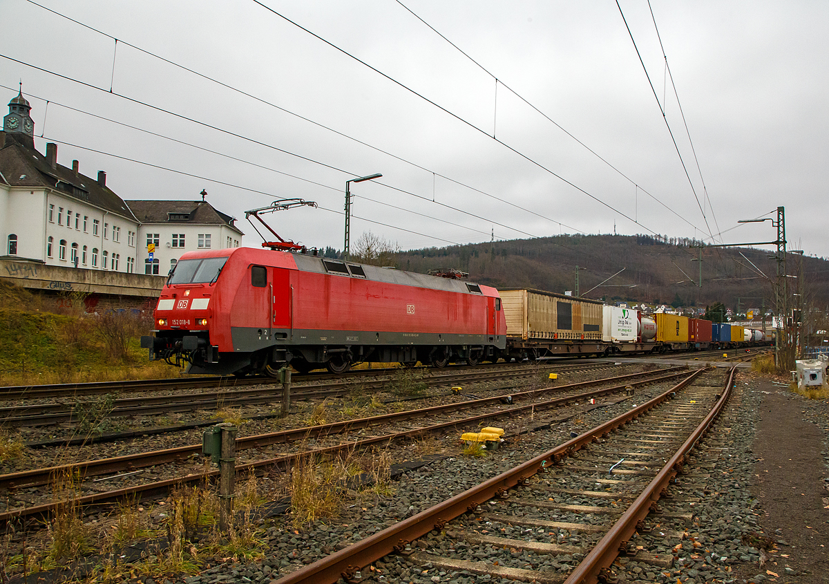 Die 152 018-8 (91 80 6152 018-8 D-DB) der DB Cargo AG fährt am 04.12.2021 mit einem KLV-Zug durch Niederschelden in Richtung Köln.

Die Lok wurde 1998 von Krauss-Maffei in München-Allach unter der Fabriknummer 20145 gebaut, der elektrische Teil ist von DUEWAG (Fabriknummer 91924).