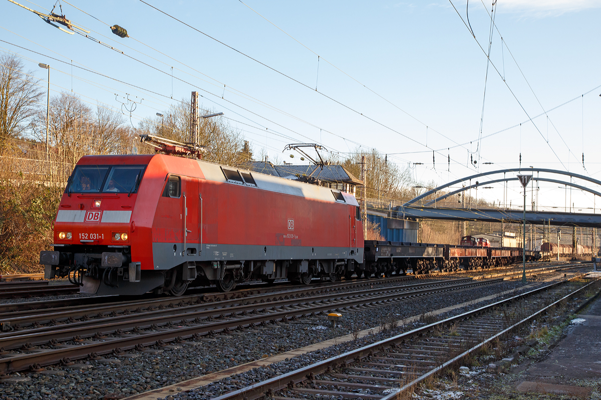 
Die 152 031-1 (91 80 6152 031-1 D-DB) der DB Schenker Rail Deutschland AG fährt am 09.01.2016 mit einem langen Güterzug (leere Coilwagen) von Kreuztal in Richtung Hagen los.