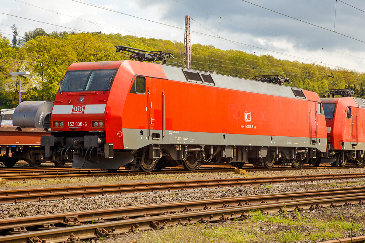 
Die 152 038-6 der DB Schenker Rail Deutschland AG ist am 25.04.2015 in Kreuztal abgestellt.

Die Siemens ES 64 F wurde 1999 bei Krauss-Maffei in München unter der Fabriknummer 20165 gebaut, der elektrische Teil ist von DUEWAG (Fabriknummer 91934). 

Sie hat die NVR-Nummer 91 80 6152 101-2 D-DB und die EBA-Nummer EBA 96Q15A 038. 