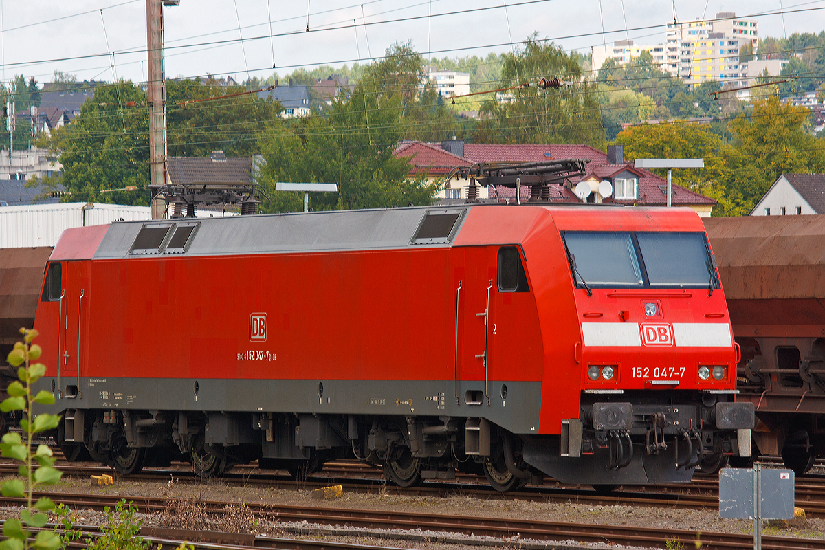 Die 152 047-7 der DB Schenker Rail Deutschland AG ist am 28.08.2014 in Kreuztal abgestellt.

Die Siemens ES 64 F wurde 1999 bei unter der Fabriknummer 20174 gebaut, sie hat aktuelle NVR-Nr. 91 80 6152 047-7 D-DB und die  EBA 96Q15A 047.

Als Ersatz für die schweren E-Loks der BR 150 und für Einsatzgebiete der BR 151 / 155 wurde die Beschaffung der Drehstromlok der BR 152 (Siemens ES64F) eingeleitet, sie ist eine Hochleistungslokomotive aus der Siemens ES64 EuroSprinter-Typenfamilie für den schweren Güterzugverkehr, die auch für Personenzüge genutzt werden kann.

Die Baureihe basiert auf dem von Siemens konstruierten Prototyp ES64P. Da jedoch klar war, dass die Maschinen ausschließlich im Güterverkehr eingesetzt werden sollten und eine Höchstgeschwindigkeit von 140 km/h als ausreichend angesehen wurde, konnte auf die Verwendung von voll abgefederten Fahrmotoren verzichtet und auf den wesentlich einfacheren und preisgünstigeren Tatzlager-Antrieb zurückgegriffen werden. Dieser gilt durch die Verwendung moderner Drehstrommotoren bei niedrigen Geschwindigkeiten als relativ verschleißarm.

Technische Daten der BR 152:
Achsformel: Bo´Bo´
Länge über Puffer: 19.580 mm
Breite: 3.000 mm
Drehzapfenabstand: 9.900 mm
Drehgestellachsstand: 3.000 mm
Dienstmasse: 86,7 t
Höchstgeschwindigkeit: 140 km/h
Dauerleistung: 6.400 kW (8.701 PS)
Anfahrzugkraft: 300 kN
Stromsystem: 15 kV, 16 2/3 Hz
