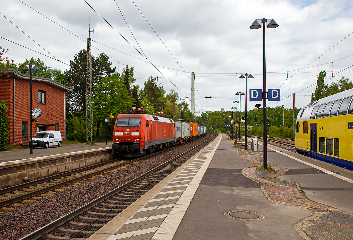 Die 152 093-1 (91 80 6152 093-1 D-DB) der DB Cargo Deutschland AG fährt am 14.05.2022 mit einem Containerzug durch den Bahnhof Uelzen in Richtung Hannover.

Die Siemens ES64F wurde 2000 von Krauss-Maffei AG in München unter der Fabriknummer 20220 gebaut.
