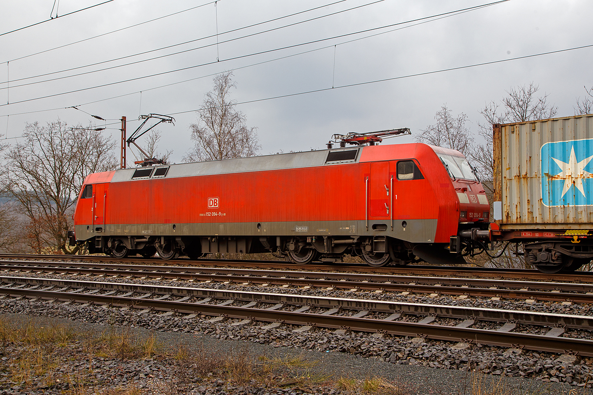 Die 152 094-9 (91 80 6152 094-9 D-DB) der DB Cargo AG hat am 18.03.202, mit einem Containerzug auf der Dillstrecke (KBS 445) in nördlicher Richtung fahrend, Rudersdorf (Kr. Siegen) erreicht und hat auf dem Ausweichgleis länger Hp O. Grund war vermutlich, Kinder im Gleisbereich bei Troisdorf, was auch hier schon seine Auswirkung hatte.

Die Siemens ES64F wurde1999 noch von Krauss-Maffei in München-Allach unter der Fabriknummer 20221für die Deutsche Bahn AG gebaut.