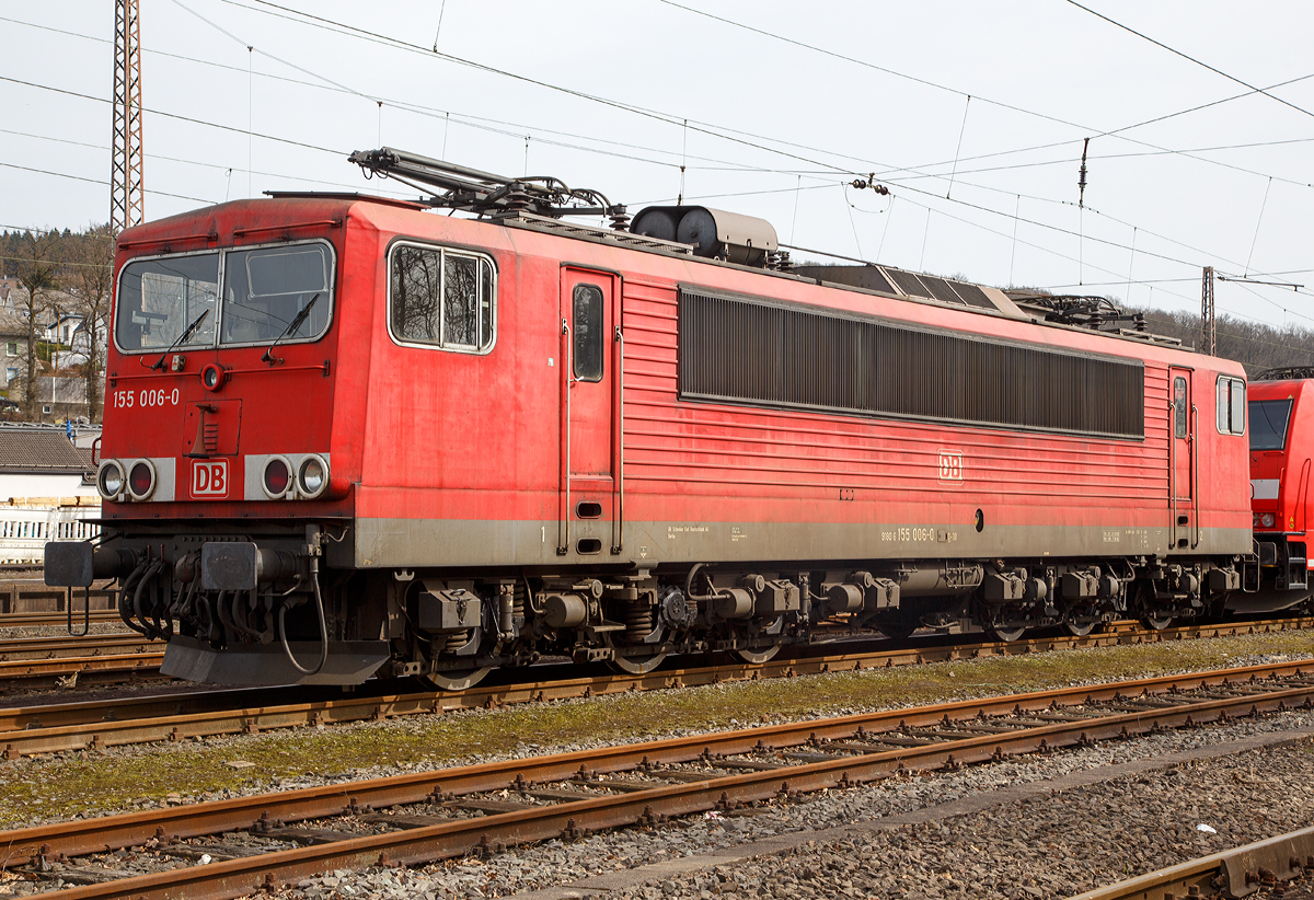Die 155 006-0 (91 80 6155 006-0 D-DB) der DB Cargo Deutschland AG, ex DR 250 006-4, ist am 02.04.2016 in Kreuztal abgestellt .

Die Lok wurde 1976 bei LEW (VEB Lokomotivbau Elektrotechnische Werke Hans Beimler) in Hennigsdorf unter der Fabriknummer 14766 gebaut und als 250 006-4 an die DR (Deutsche Reichsbahn) geliefert.

Wegen ihres doch sehr zweckmäßigen Aufbaus und der Ähnlichkeit ihrer Form mit einem ISO-Container bekam diese Baureihe den Spitznamen  Strom-Container .

Technische Daten:
Spurweite: 1.435 mm
Achsanordnung: Co`Co`
Länge über Puffer: 19.600 mm
Drehzapfenabstand: 11.200 mm
Gesamtradstand: 14.500 mm
Dienstmasse: 123,0 t
Radsatzfahrmasse: 20,5 t
Höchstgeschwindigkeit: 125 km/h
Stundenleistung: 6 × 900 kW = 5.400 kW
Dauerleistung: 5.100 kW
Anfahrzugkraft: 480 kN
Dauerzugkraft: 196 kN
Stromsystem: 15 kV 16,7 Hz
Anzahl der Fahrmotoren: 6 