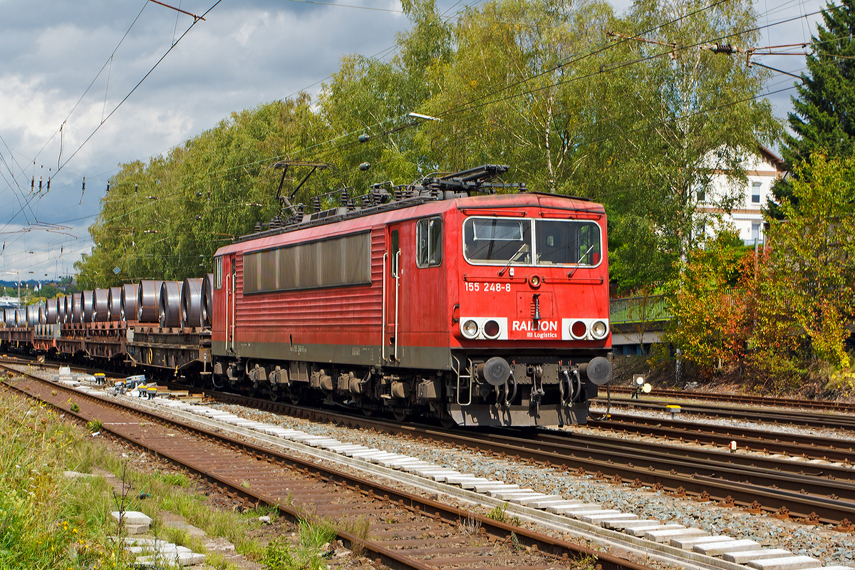 
Die 155 248-8 (91 80 6155 248-8 D-DB) der DB Schenker Rail Deutschland AG, ex DR 250 248-2, erreicht am 28.08.2014 mit einem gem. Güterzug Kreuztal. 

Gebaut wurde die Lok 1984 von LEW (VEB Lokomotivbau Elektrotechnische Werke „Hans Beimler“, Hennigsdorf) unter der Fabriknummer 17907.