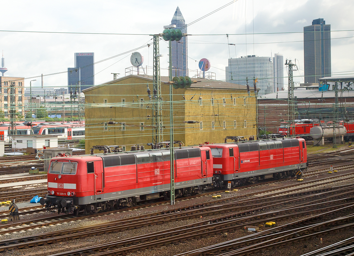 
Die 181 209-8 (91 80 6181 209-8 D-DB) und die 181 211-4  Lorraine  (91 80 6181 211-4 D-DB) beide von der DB Fernverkehr AG stehen am 17.06.2016 in Frankfurt am Main. Das Bild konnte ich aus einem ICE heraus machen.